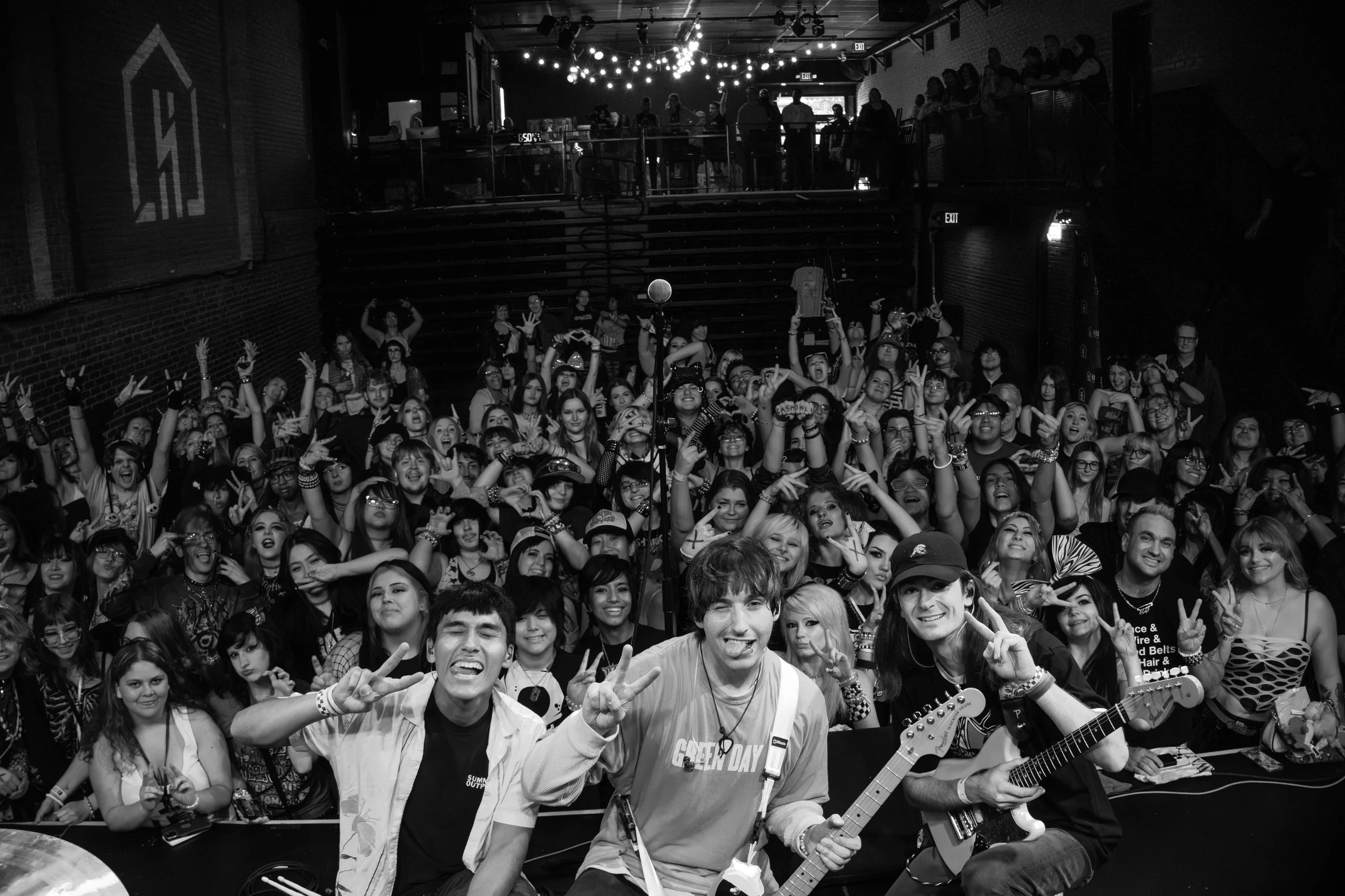 feelsgoodcrowdpics-3.jpg
