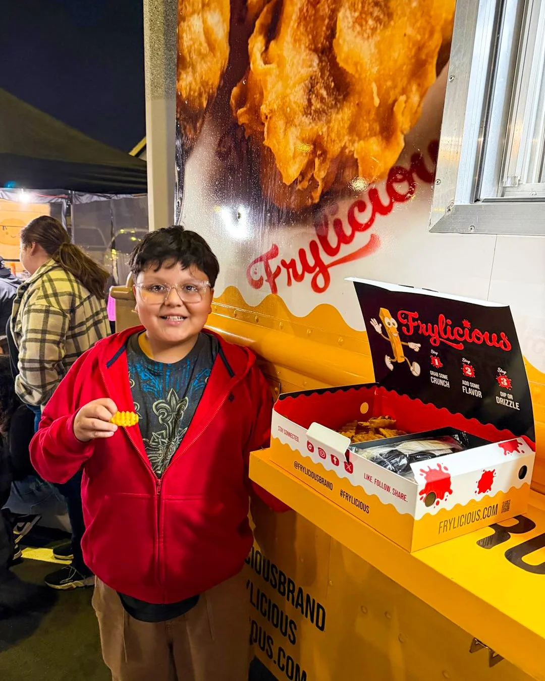 Nothing beats that first bite! One happy kid, one hot crispy fry, and a whole box of Frylicious goodness.

#frylicious #frenchfries #frieslover #foodlovers #orangecounty