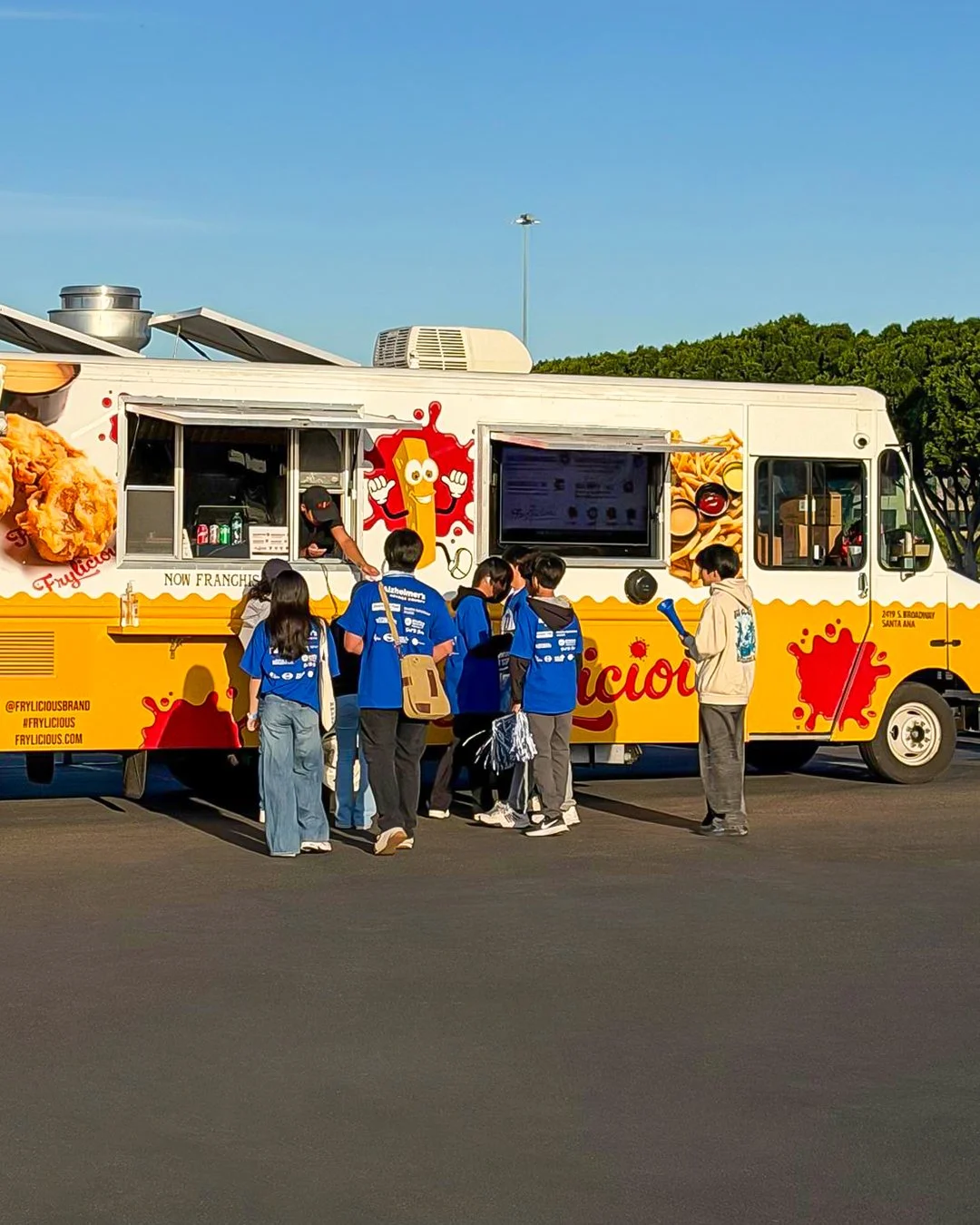 Nothing better than seeing people gather around the Frylicious truck. Thank you for making us part of your day. 🍟

#frylicious #frenchfries #frieslover #foodlovers #orangecounty
