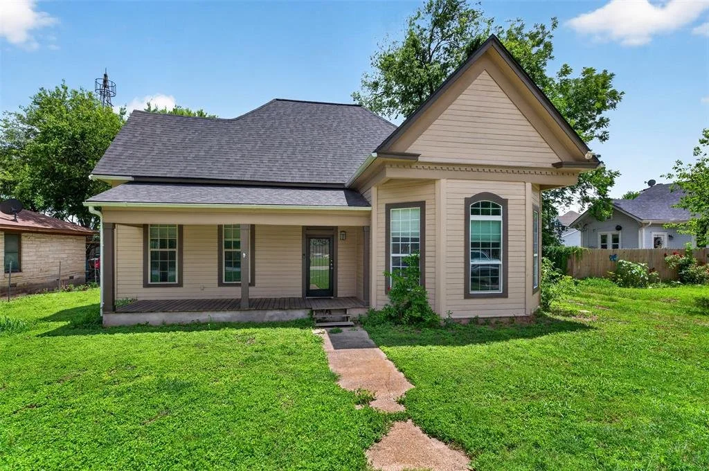 529 W Clark St in Bartlett is a single story historic home for sale with 3 bedrooms and 2 bathrooms