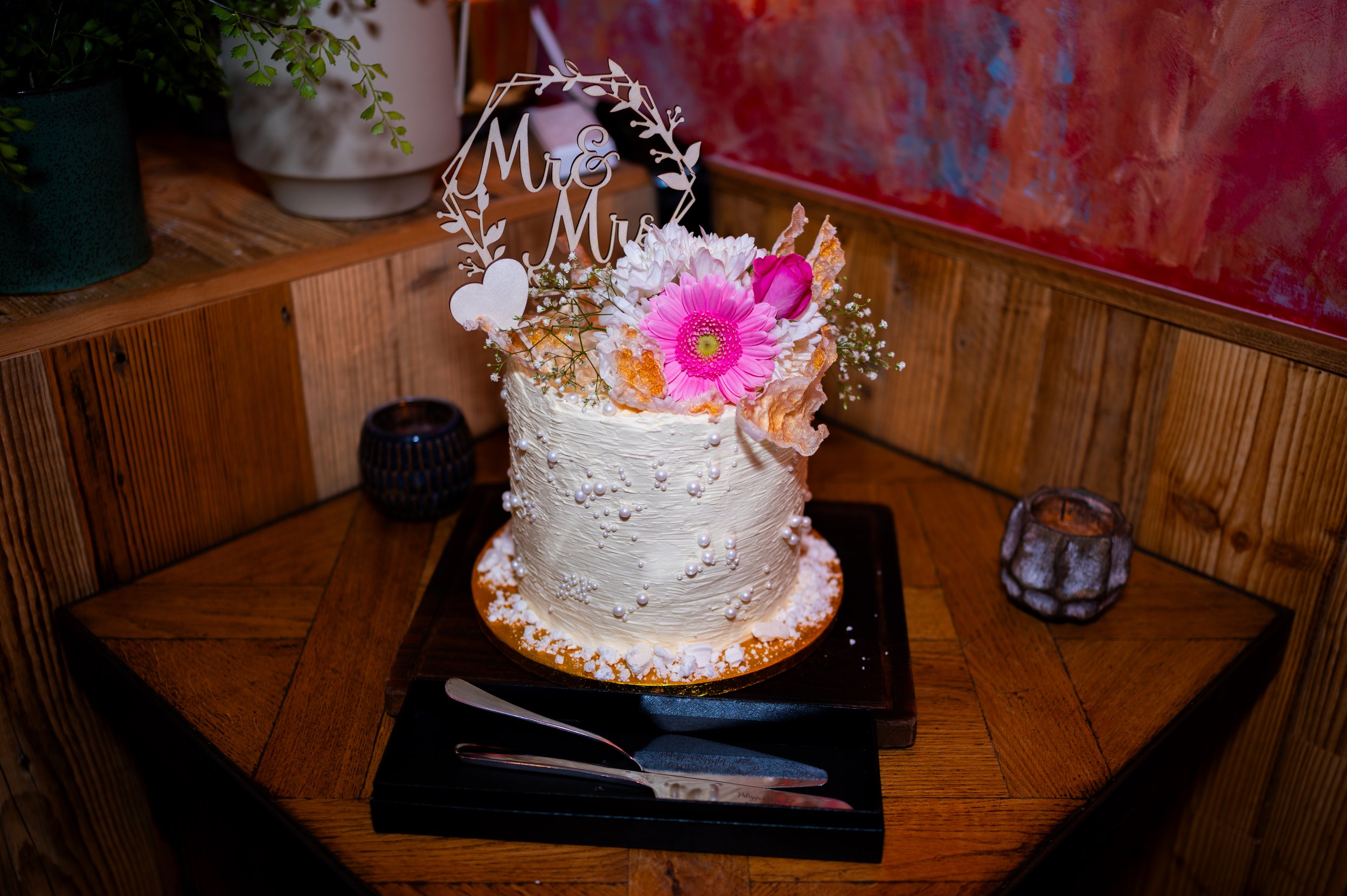 wedding reception restaurant dinner family members cake