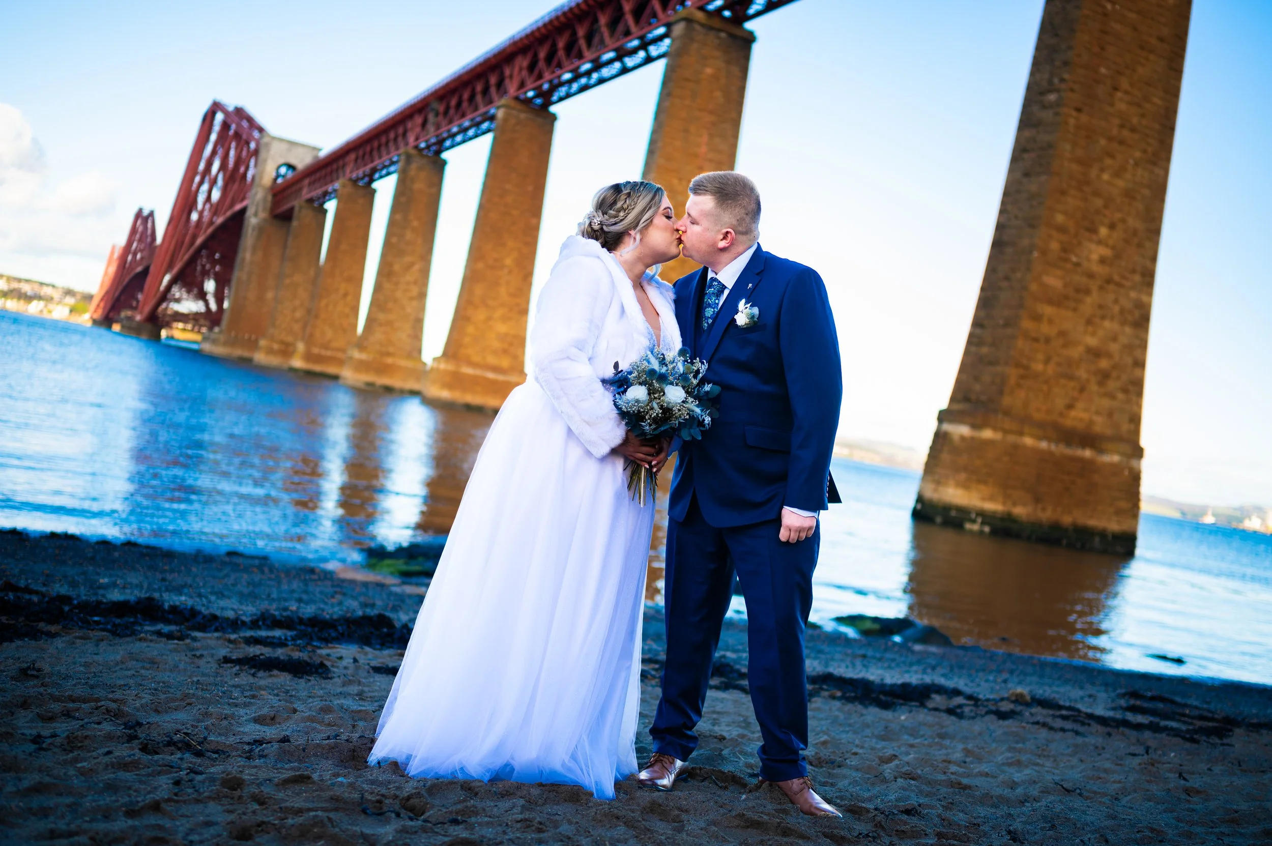 wedding photography groom bride photoshoot edinburgh bridge