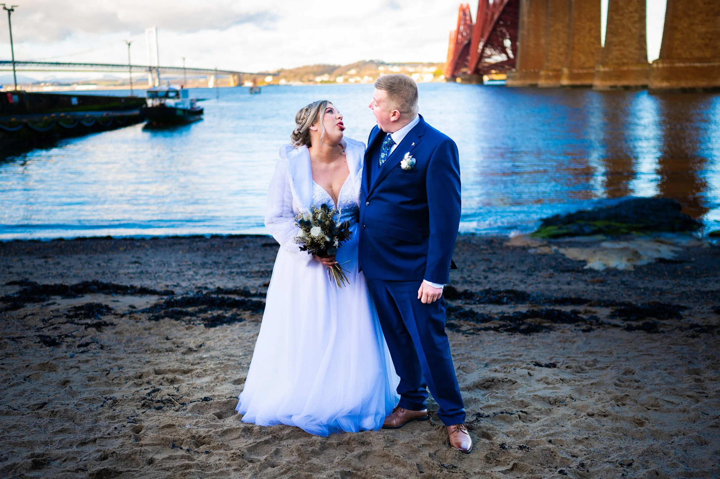 wedding photography groom bride photoshoot edinburgh bridge