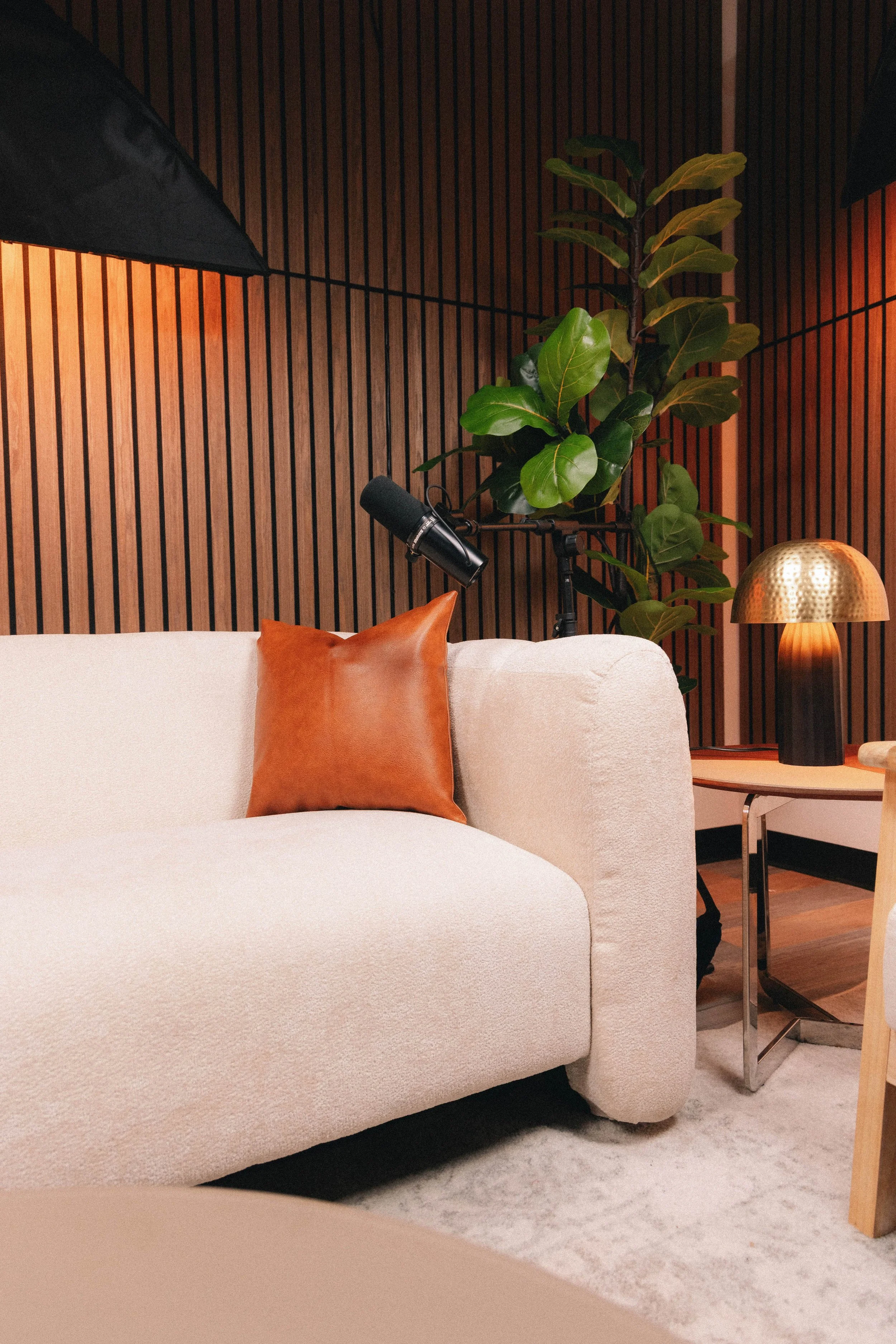 The Pod Place Los Angeles - The Lounge Room