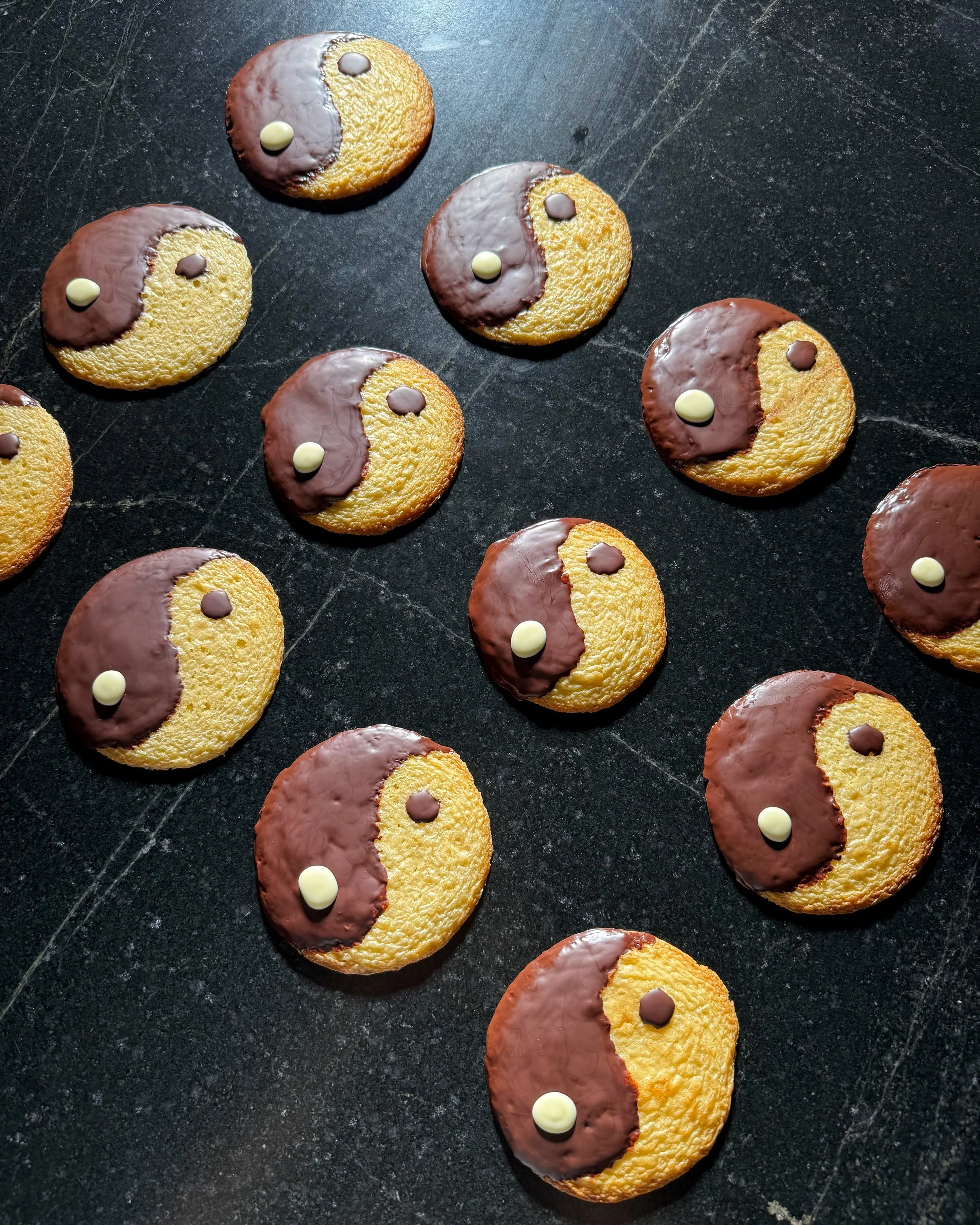 YIN AND YANG WHITE CHOCOLATE COOKIES WITH DARK CHOCOLATE
