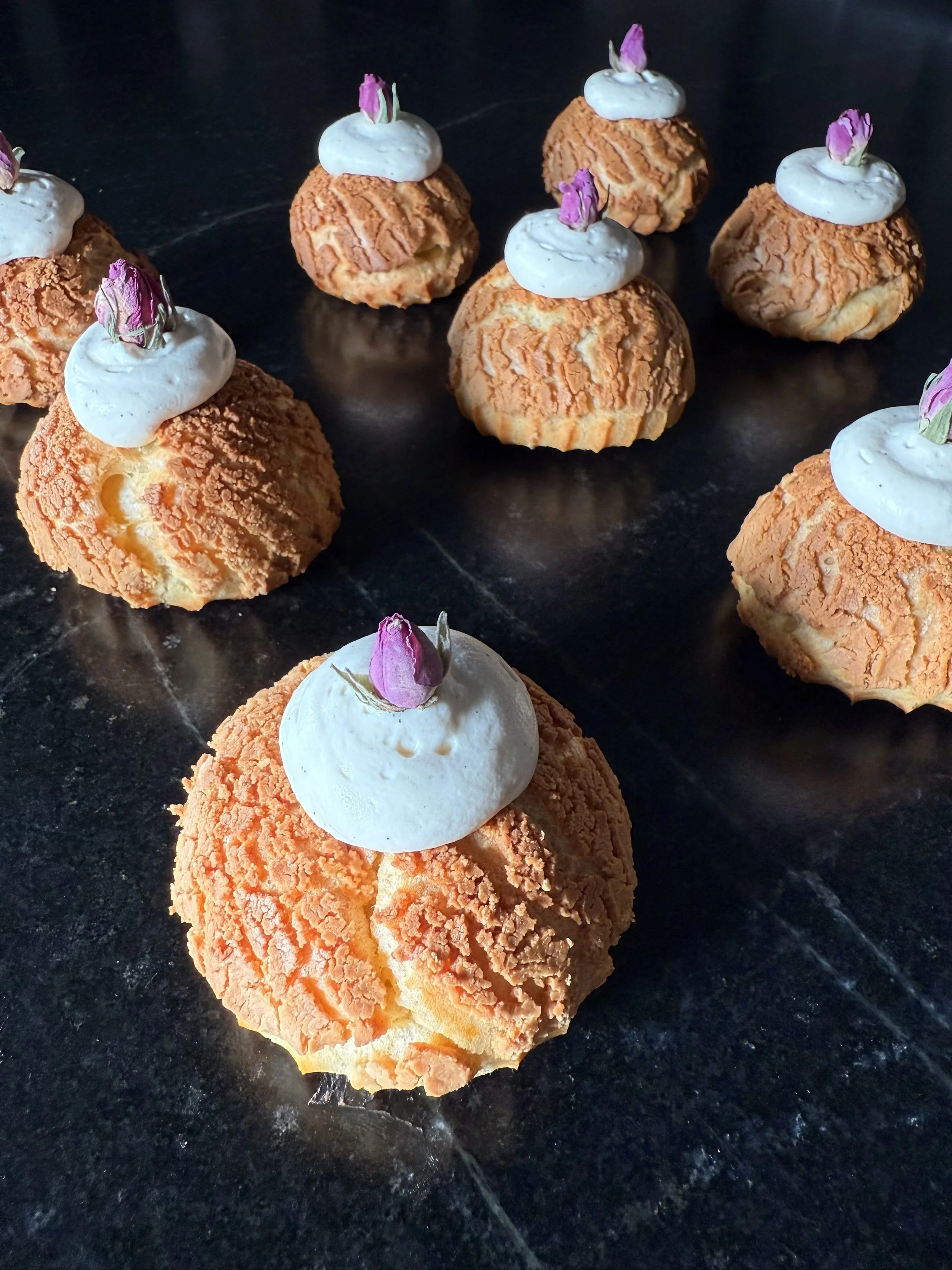 CREAM PUFFS WITH CHOCOLATE GANACHE AND WHITE CHOCOLATE CRAQUELIN