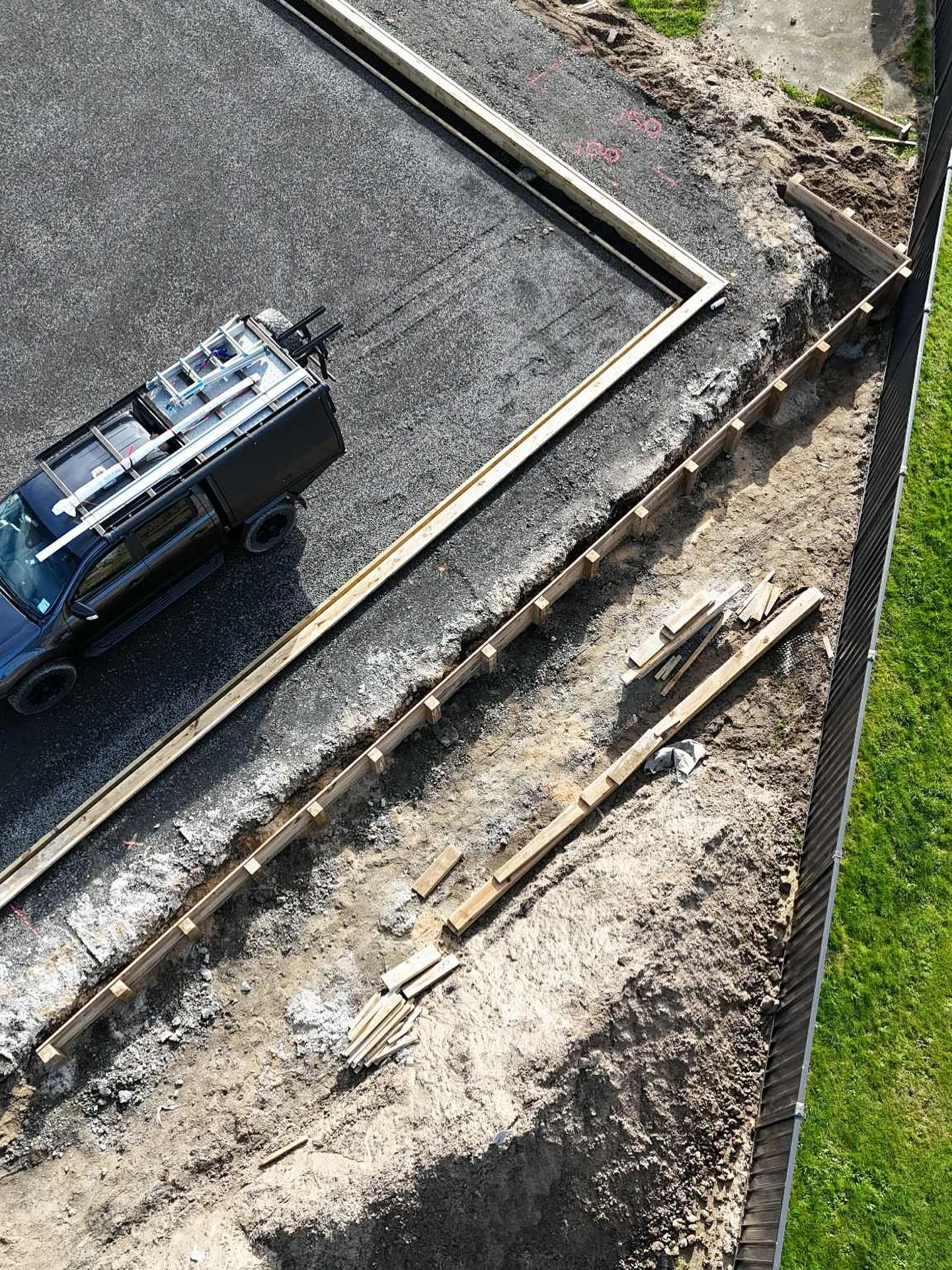 Overhead progress shot 🤙🏼 Tidy lines, T&amp;G retaining boards in, backfill and path pour up next.