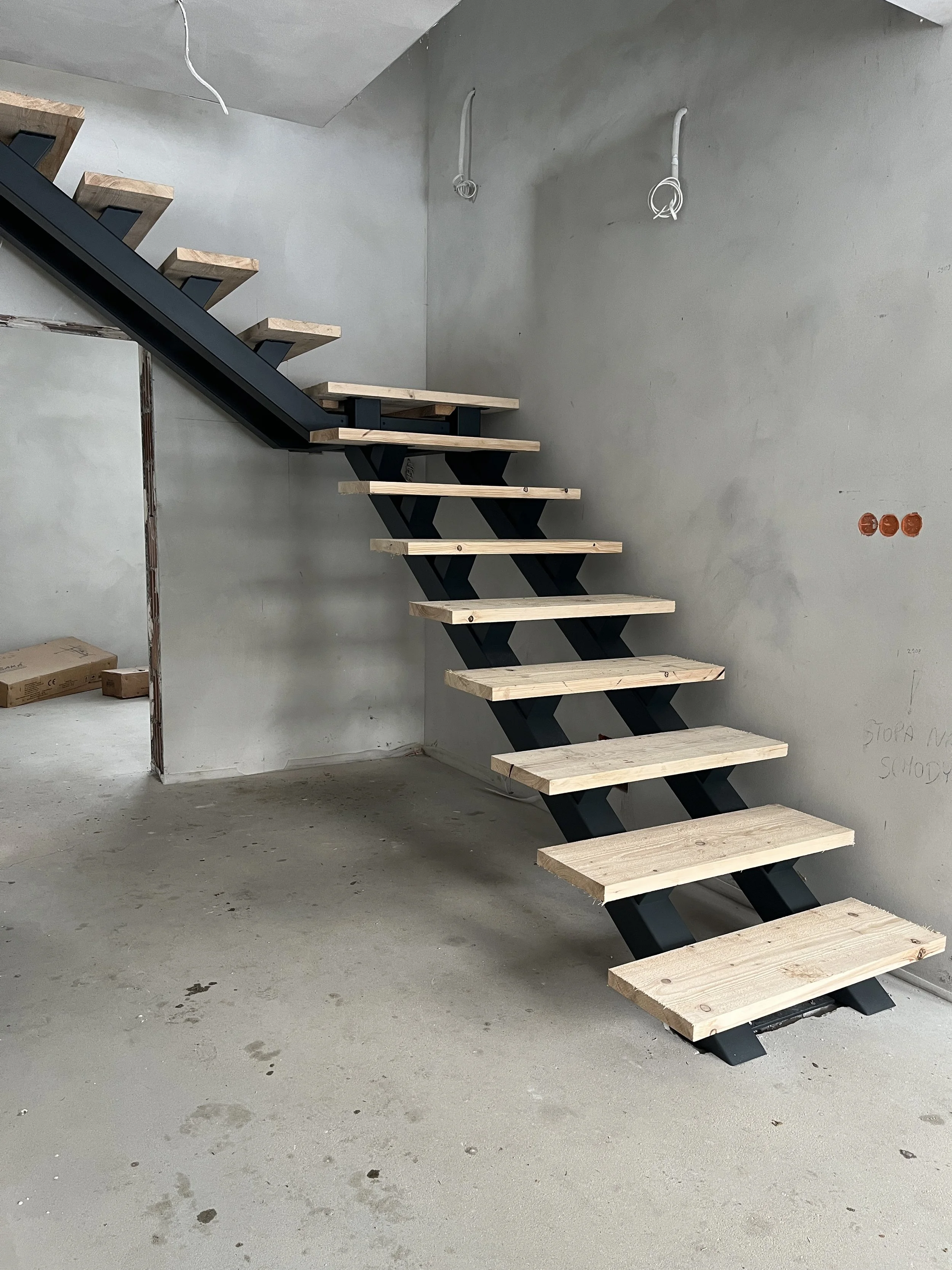 Schody metalowe wewnętrzne na belce - nowoczesne