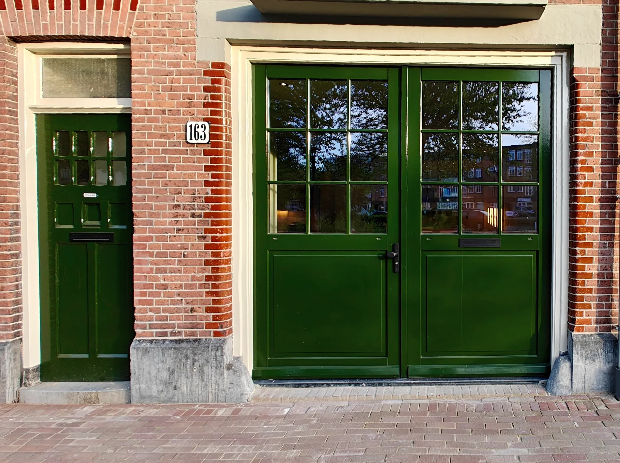 De voorgevel van Haus No.163 met groene voordeur aan de Jan Hanzenstraat 163.