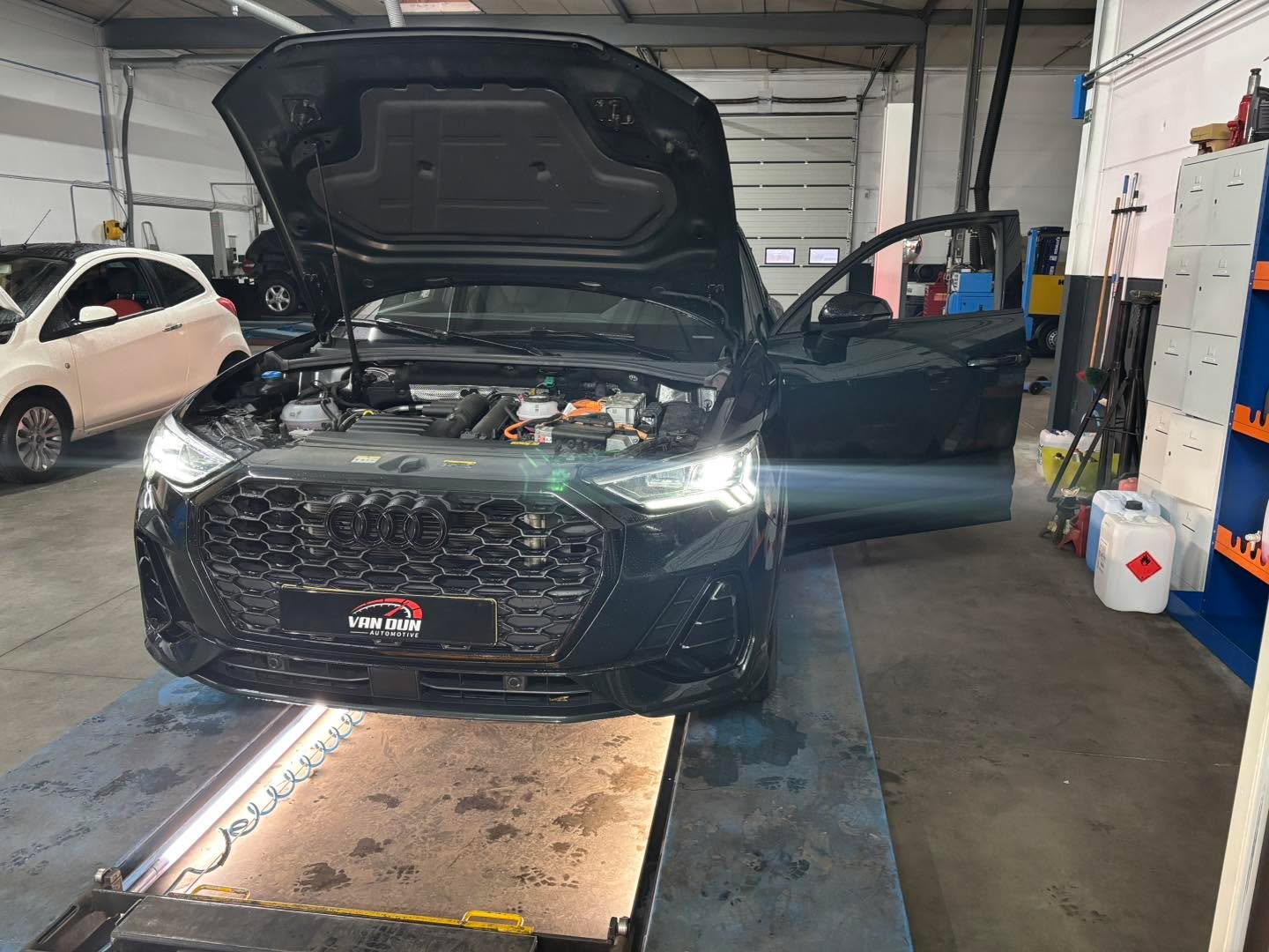 Onderhoud uitgevoerd aan deze audi e-tron. Blijkbaar nogal gevaarlijk maar we hebben het overleefd 😂😂
#audi #etron #Hybrid #hybridcar #audisport #audia3 #audia3sportback #audia3sportback8p #audia3sportback8pa