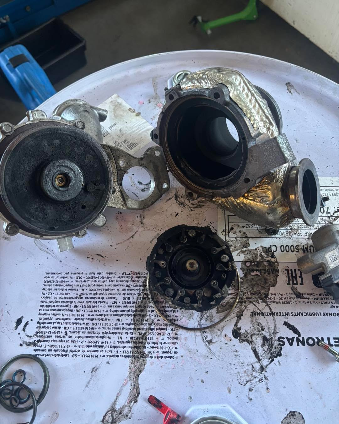 Mercedes-benz Sprinter Om654
Auto is binnen gebracht met als klacht geen vermogen
Na enig speurwerk was de oorzaak duidelijk , het asje van de turbo was gebroken , waarschijnlijk heeft deze turbo al langer een bijgeluid geproduceerd ( die gaan nameli