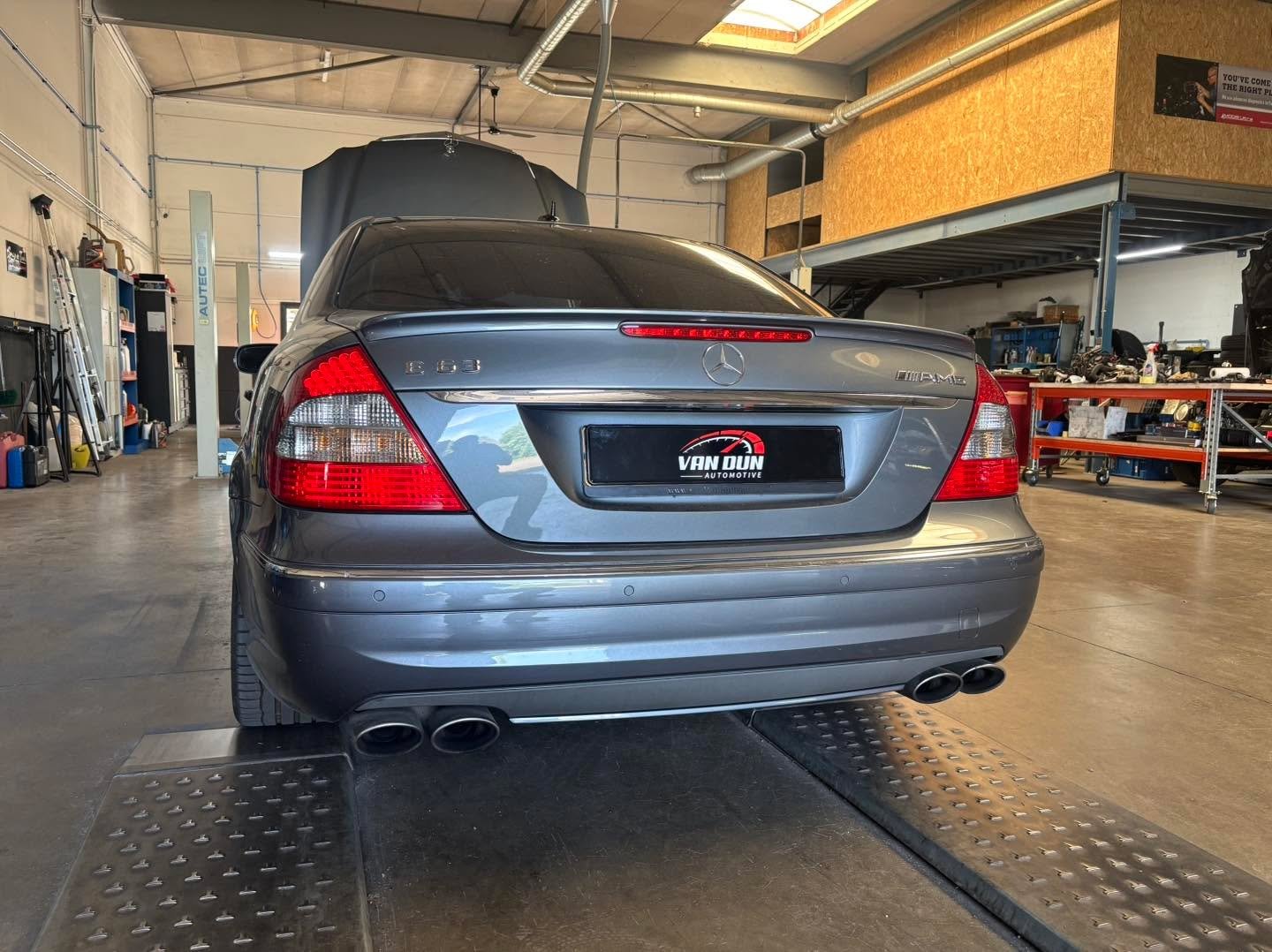 Vandaag hebben we deze schitterende mercedes-benz E63 amg binnen gehad voor apk , onderhoud en 8 nieuwe benzine injectoren
Bij de M156 motor wil het wel eens voorkomen dat er een injector open blijft staan met alle gevolgen van dien
Wij adviseren da
