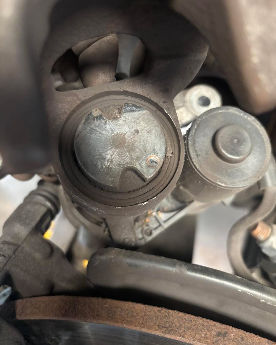 Ook hadden we nog een mercedes-benz a klasse in de werkplaats waarvan de laatste monteur niet zo goed wist hoe je een setje remblokken moet monteren 😵‍💫
#mercedes #mercedesbenz #mercedesbenzamg #mercedeslovers #mercedesamg #mercedesfans #merced
