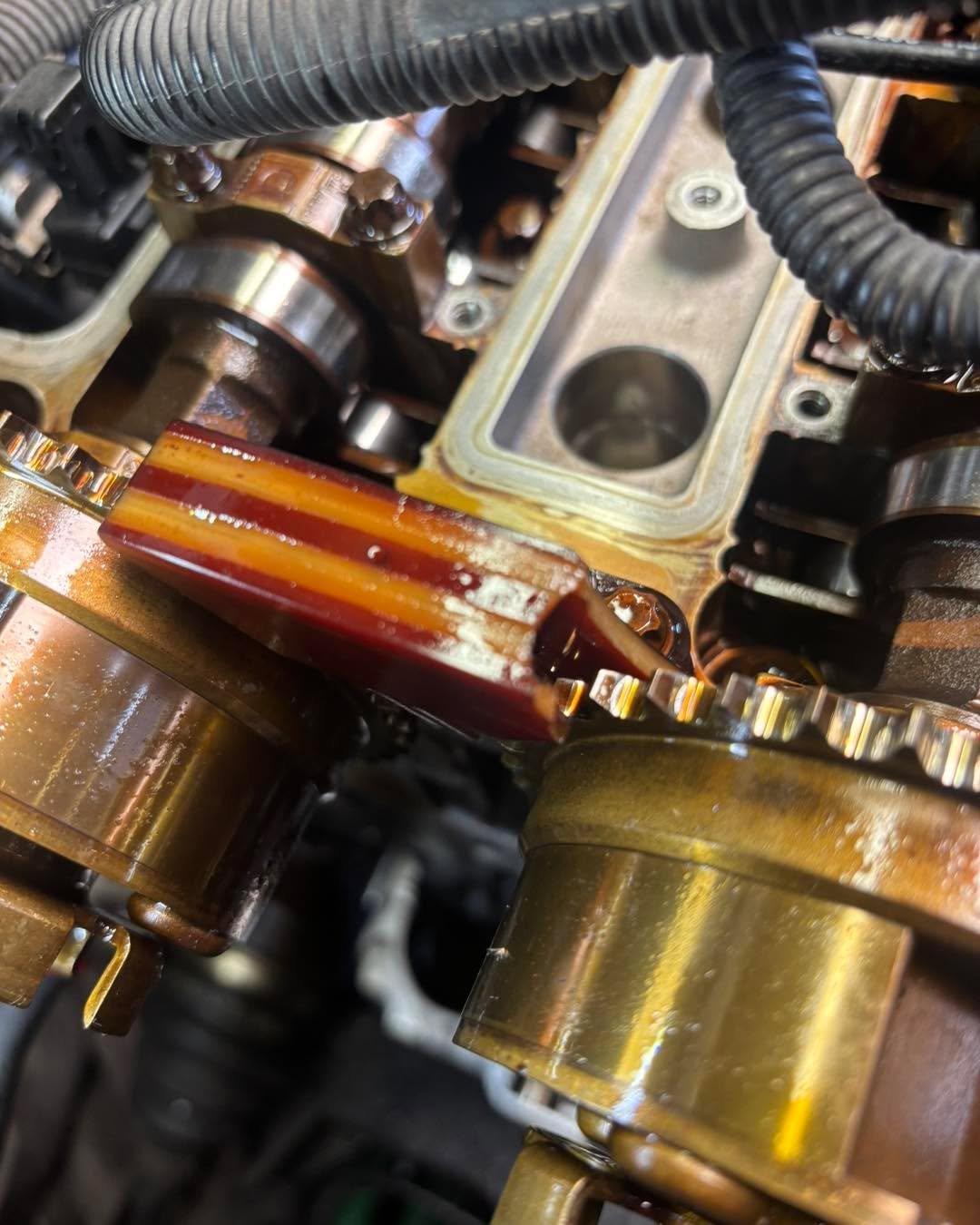 Verder hadden we ook nog een opel astra met een distributie probleem 😵‍💫. Gelukkig voor deze klant was de ketting nog niet versprongen. Alles goed schoon gemaakt , alles nieuw er op en rijden maar weer