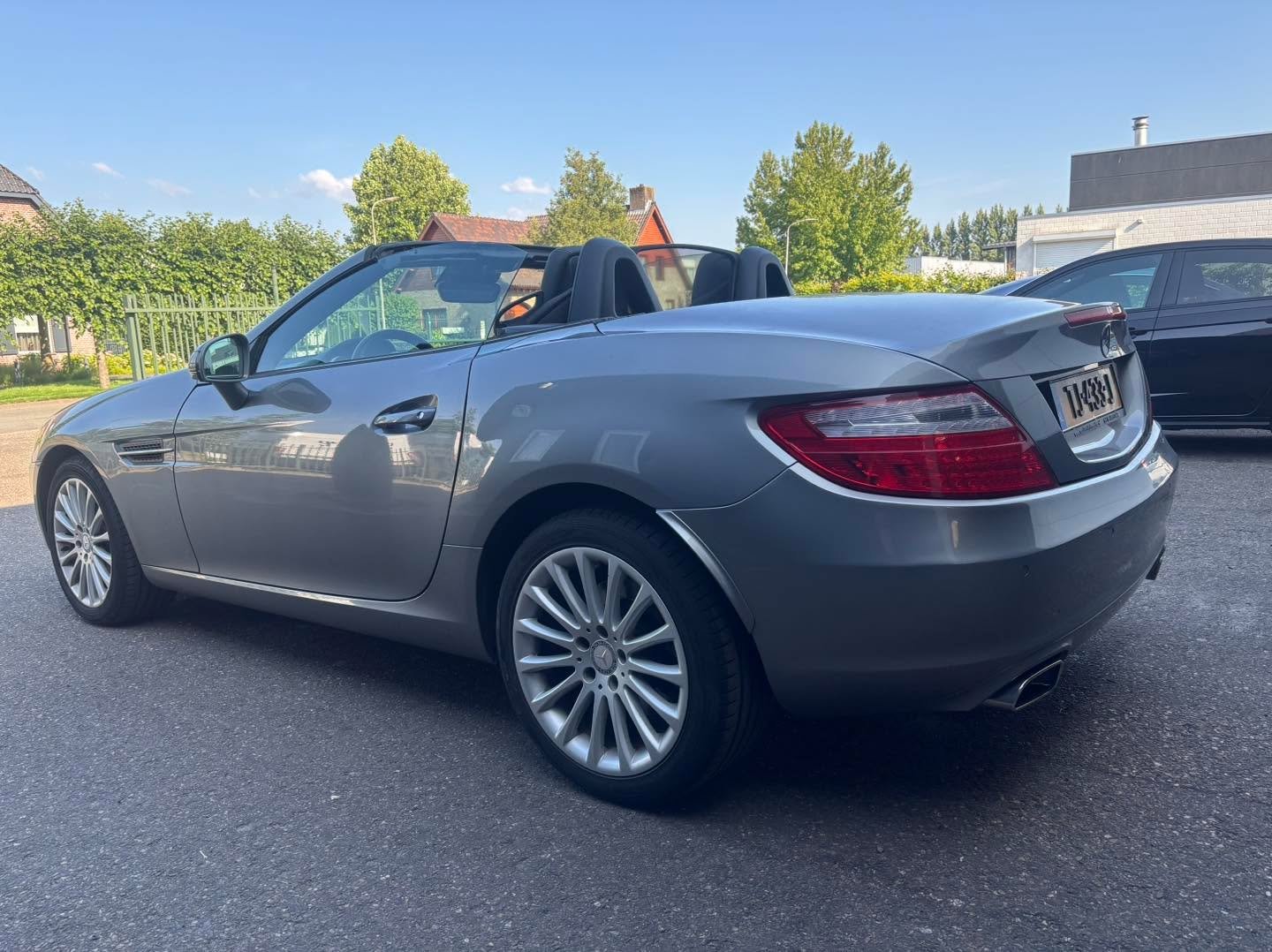 Mercedes-benz slk
Bij deze auto spoot er hydraulische olie door de auto heen bij het bedienen van het dak 😵‍💫
We hebben de voorste 2 cilinders en de slangen vervangen , de pomp weer gevuld ( die zit op een fijne plaats weg gebouwd bij dit model