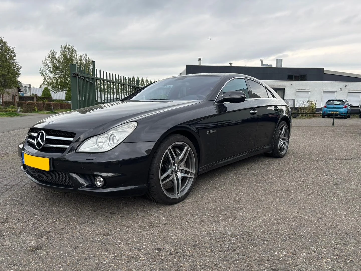 De laatste paar weken stond er nog een mercedes-benz cls in de werkplaats. En niet zo maar een maar een echte 63 Amg !
Bij deze auto hebben we een hele waslijst afgevinkt waarvan een hele hoop preventief onderhoud
Olieservice uitgevoerd ( motorolie e