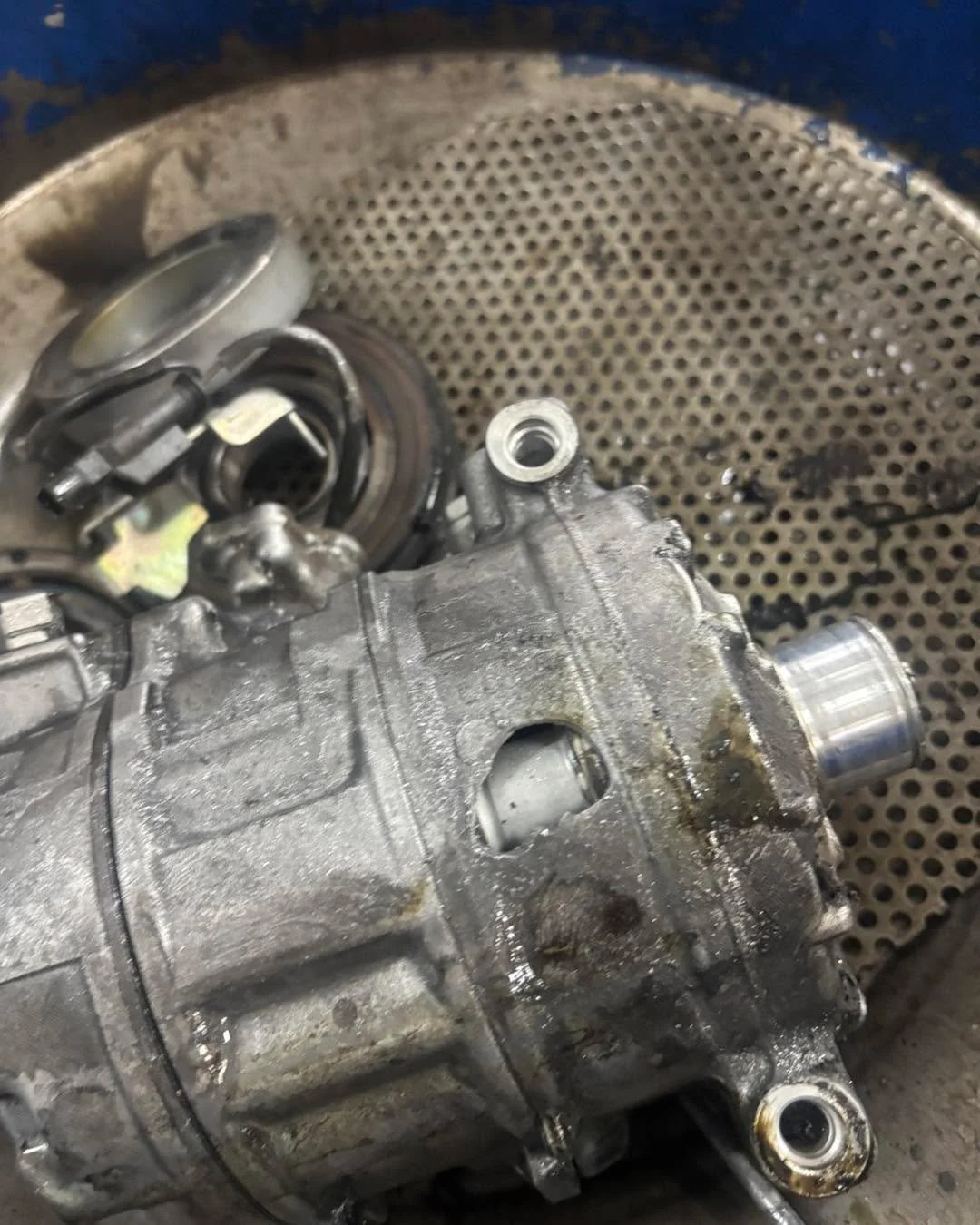 Niet veel gepost de laatste tijd , maar wel veel klussen gedaan
Aircosysteem vervangen , ad blue storingen , veel remmen , automaat revisie , steekas/wiellager en distributie’s 
#mercedes #mercedeslovers #mercedesbenz #mercedes_benz #mercedesam