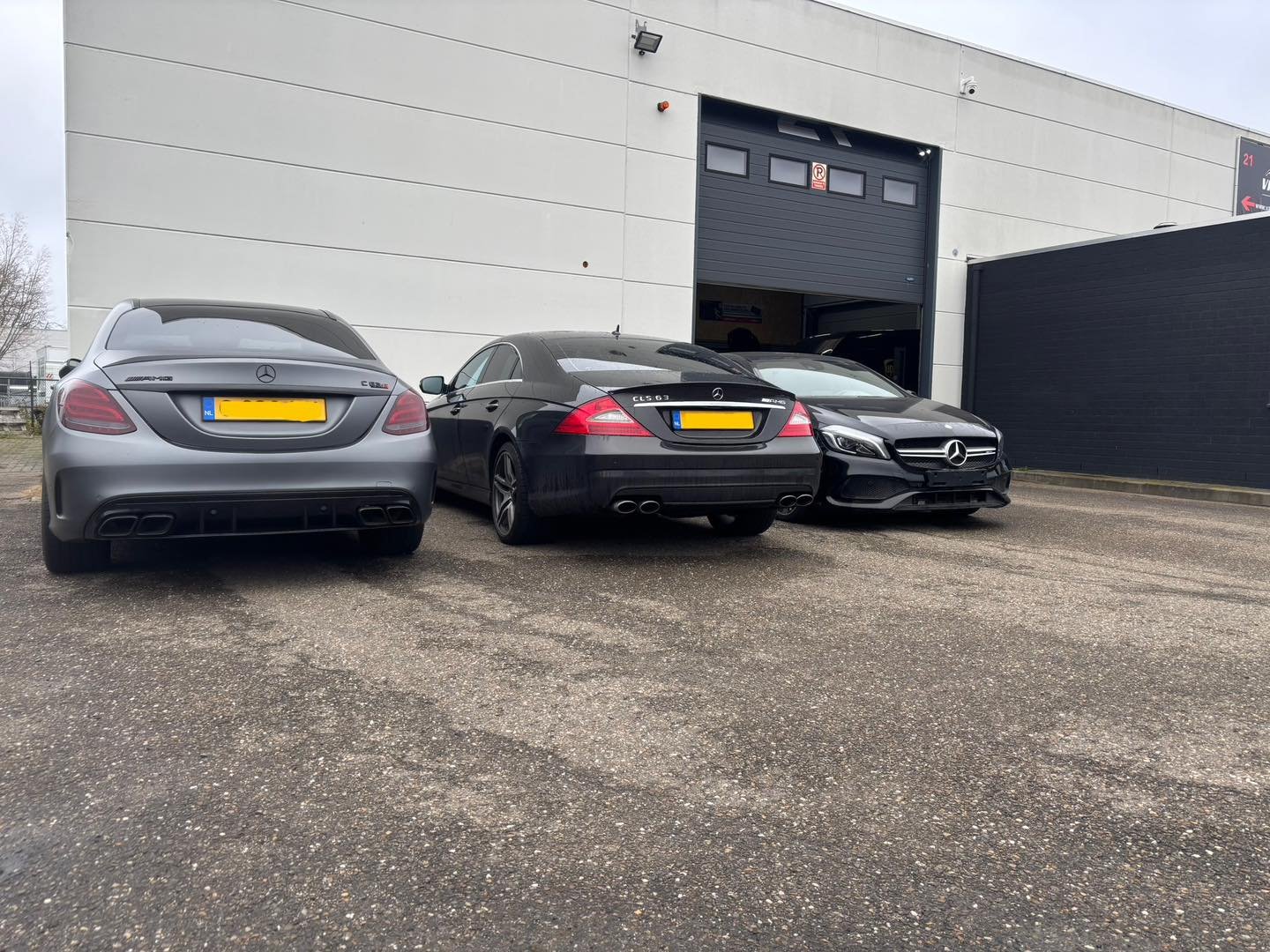 Met 3x een amg staat hier ongeveer 1385 pk
Wat kunnen we met deze info hoor ik u denken ? Eigenlijk heel weinig
Fijn weekend allemaal 
#mercedes #mercedesbenz #mercedesamg #mercedes_benz #AMGLine #amgwheels #amggtr #amgpower #amgc63s #amggang #AMG #a