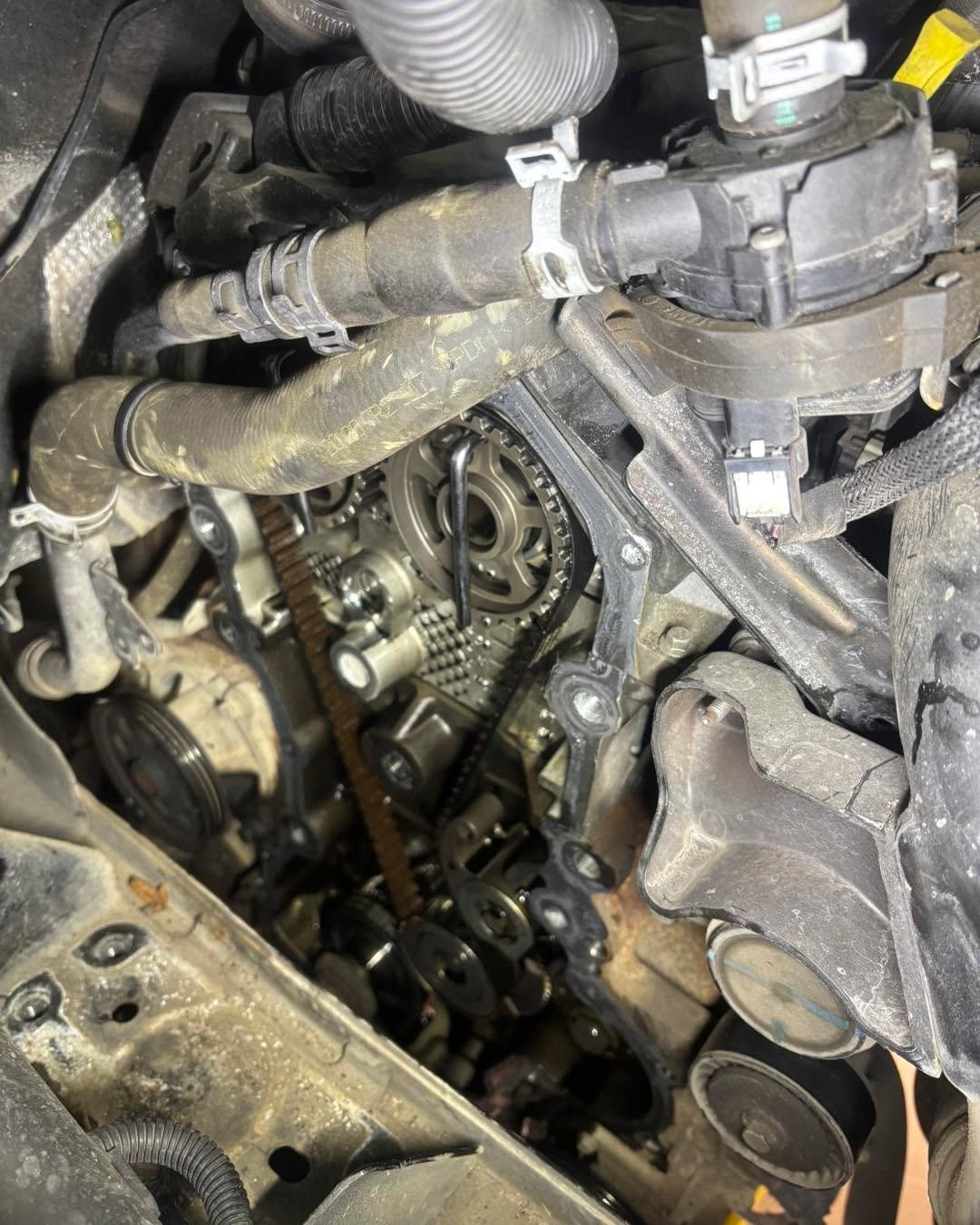 Ford transit custom
We hebben weer een distributie set vervangen van een Ford transit custom , bij deze auto loopt de riem door de motorolie heen. Wij vervangen hierbij ook altijd de riem van de oliepomp en monteren dan een uiteraard een nieuwe carte