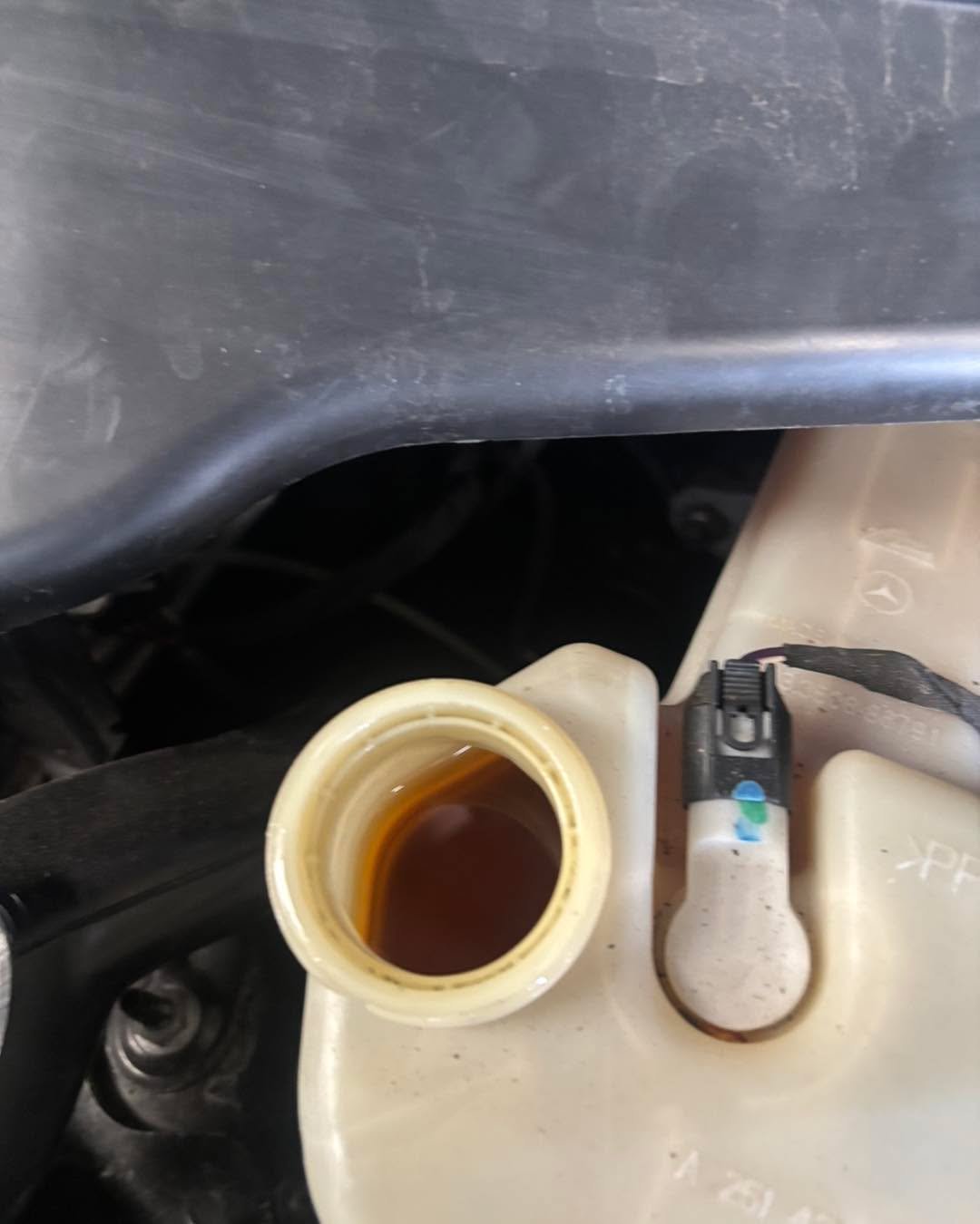 Goed onderhoud is belangrijk. Deze remvloeistof van een Mercedes-benz Amg zat er al een paar jaar in 😵&zwj;💫