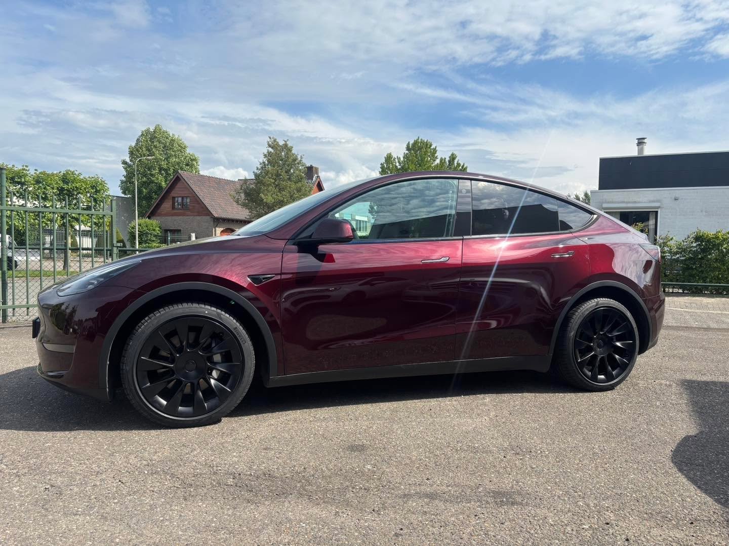 Van de week deze Tesla voorzien van 4 nieuwe pirelli banden ( speciaal voor ev&rsquo;s ). Bij de huidige Michelin banden liet de speciale laag aan de binnenkant , die zorgt voor minder geluid , helemaal los waardoor er enorm veel onbalans in de auto 