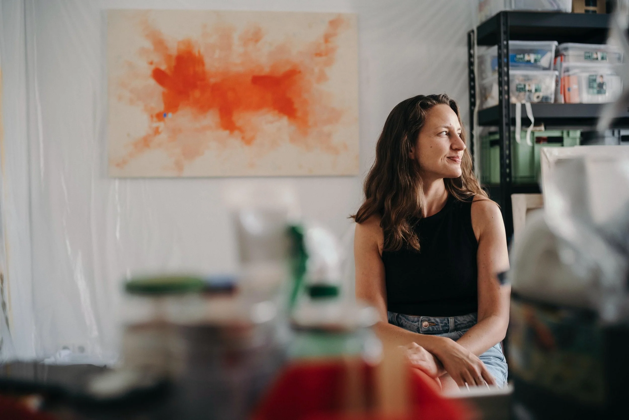 Künstlerin in ihrem Atelier in Berlin vor einem gemalten Kunstwerk