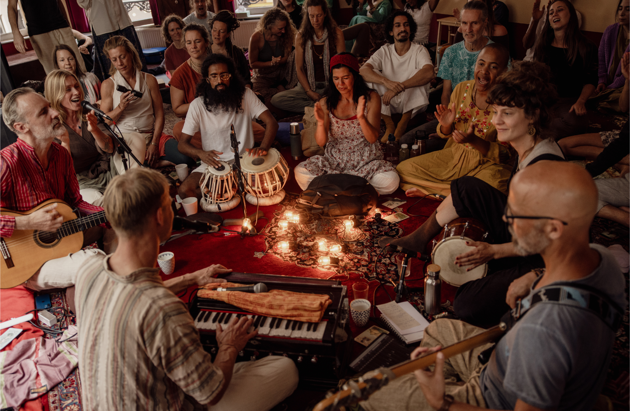 Group chanting at the bhakti bliss experience kirtan event 'kirtan & community' in the atmospheric studio of Svaha Yoga Amsterdam