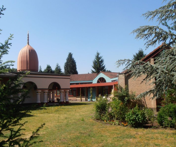 Ashram met tempel 2021 - w4.jpg