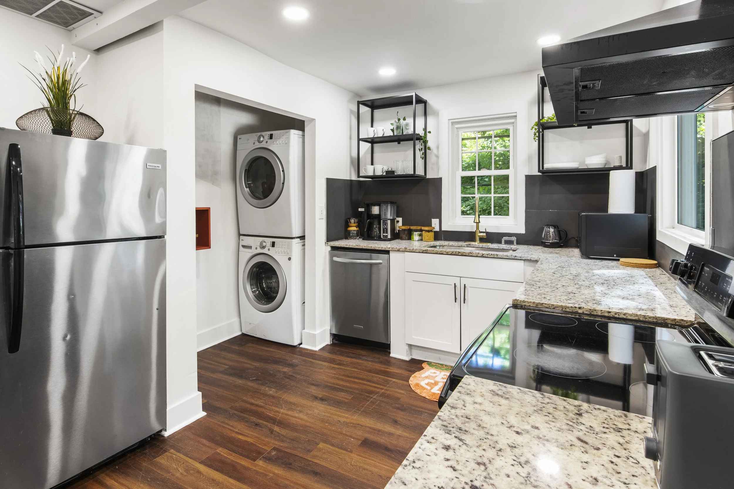 02-381 Sunset Ave_00002.jpg