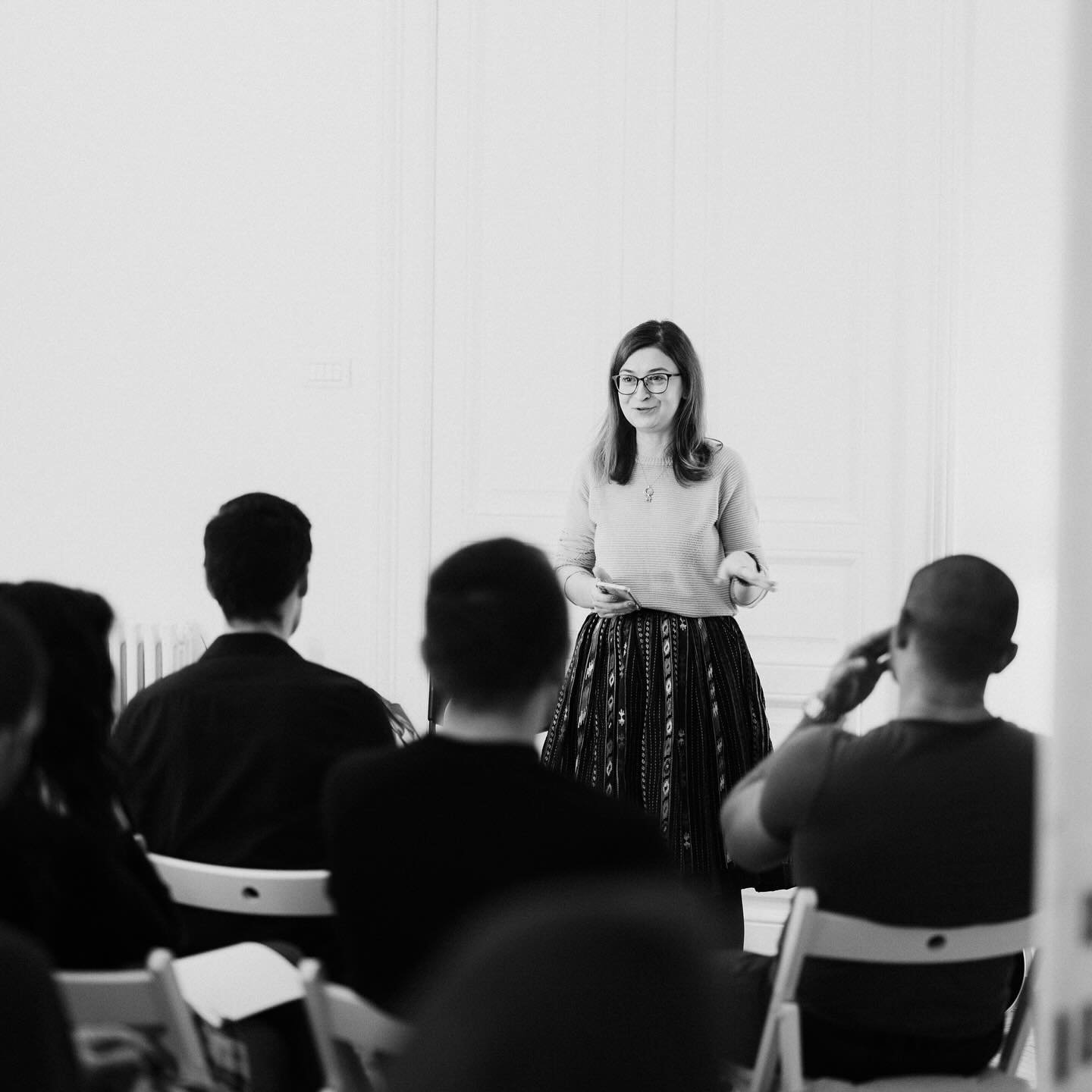 Storytellers unite! :) Mai e puțin p&acirc;nă la a doua ediție Seara de poveste din 22 ianuarie și mai avem locuri pentru povestitori. Tema este &ldquo;Schimbare&rdquo;. Detalii și link-uri de &icirc;nscriere și bilete &icirc;n bio. Ne vedem cur&acir