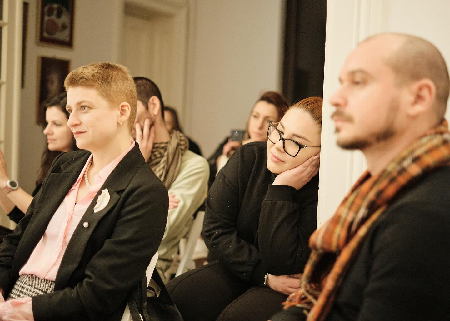 O seară magică. Așa a fost a doua ediție Seara de poveste. Vă mulțumim că ne-ați fost alături și ne &icirc;nclinăm &icirc;n fața povestitorilor care ne-au &icirc;nc&acirc;ntat cu mici fragmente din viața lor. Adelina, Monica, Viorela, Maria, Raluca, 