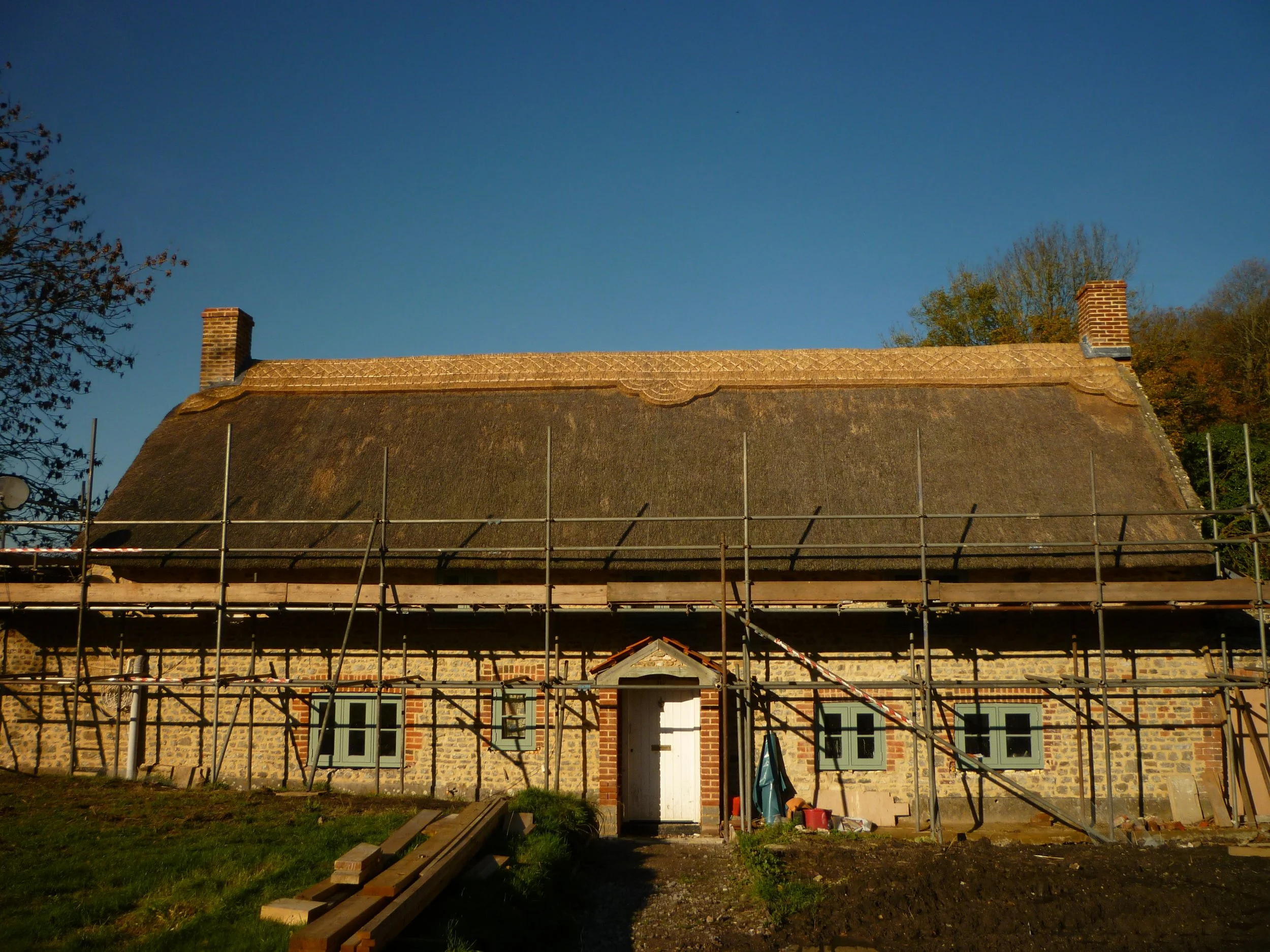 A thatched house with pattern ridge