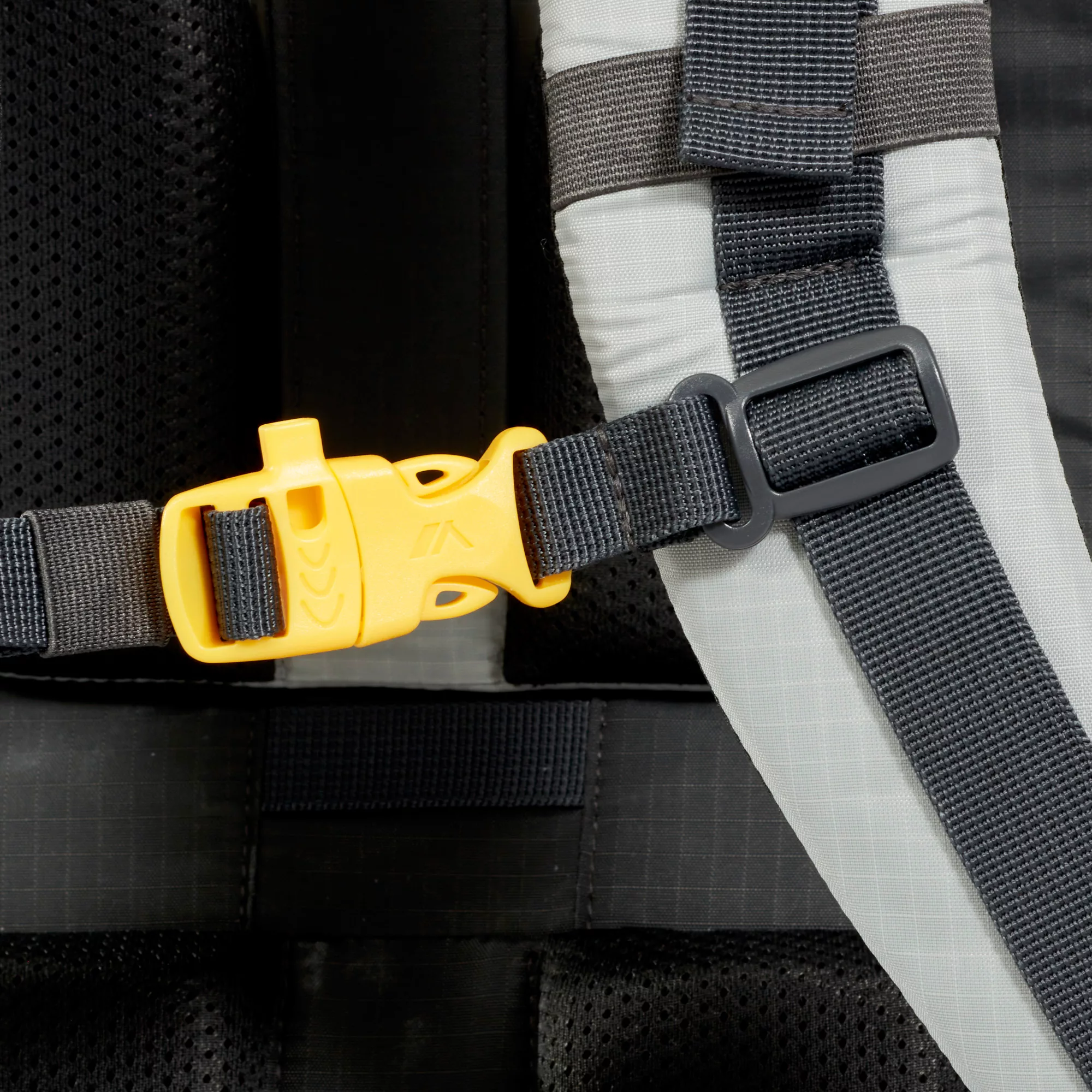 Buckle sternum strap.png