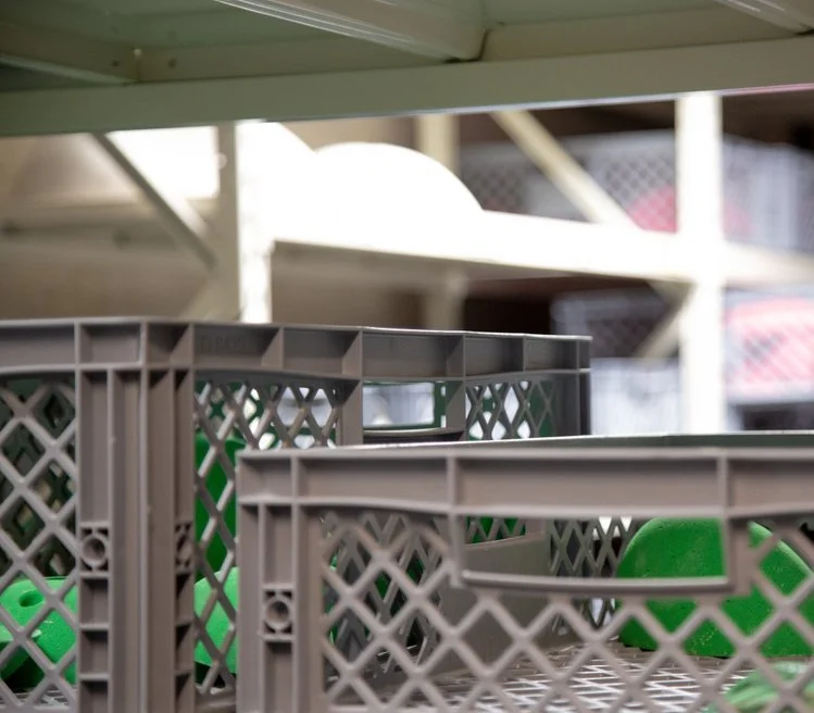 storage containers for climbing holds (Kisten für Klettergriffe, Bacs de stockage pour prises d’escalade)