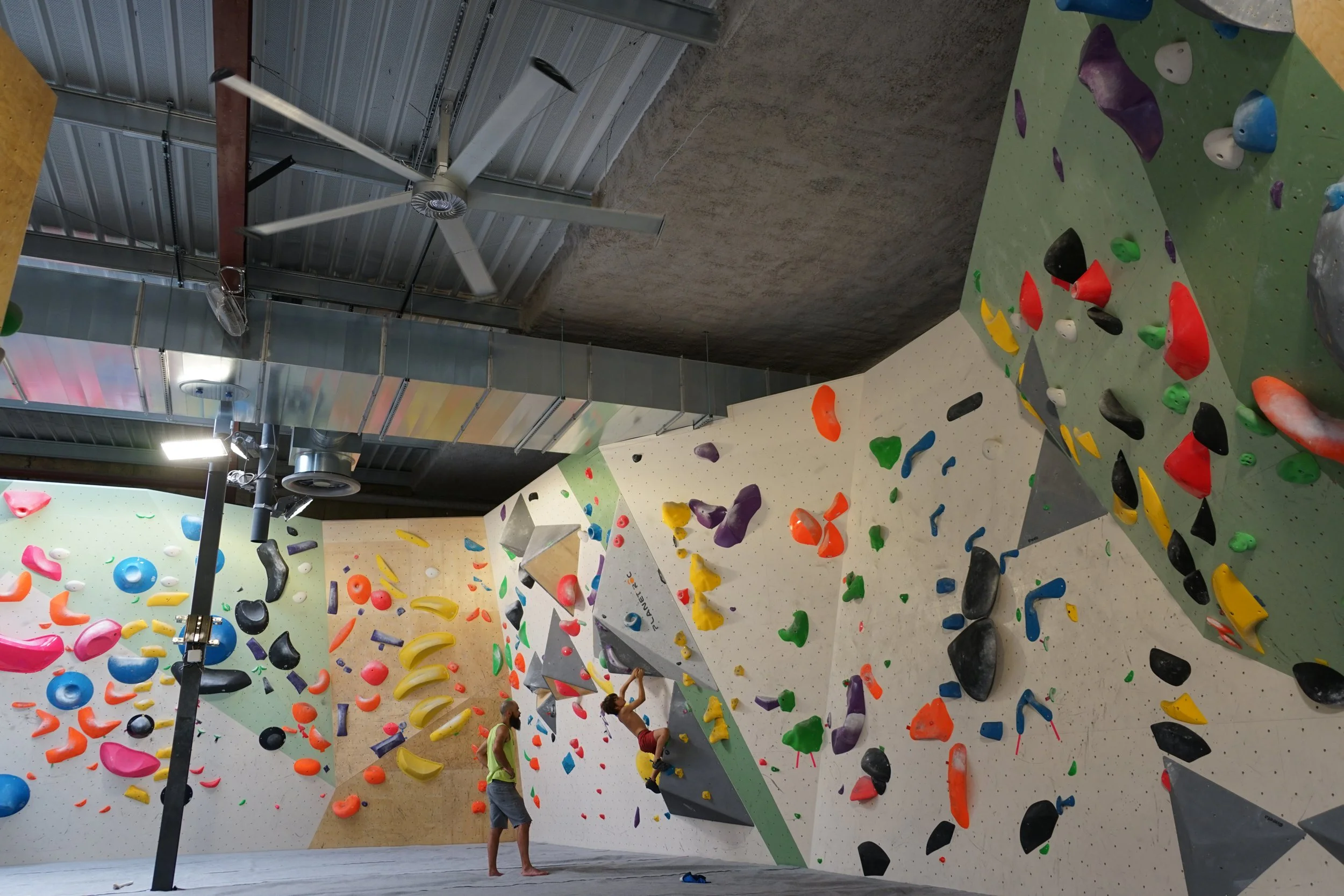 HVLS fan for climbing gym (Ventilateur HVLS pour salle d'escalade, HVLS-Ventilator für Kletterhalle)