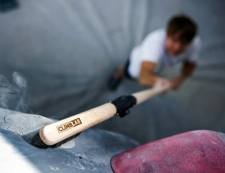 Best stick brush for climbing gyms (Meilleure brosse pour salles d’escalade, Beste Bürste für Kletterhallen)