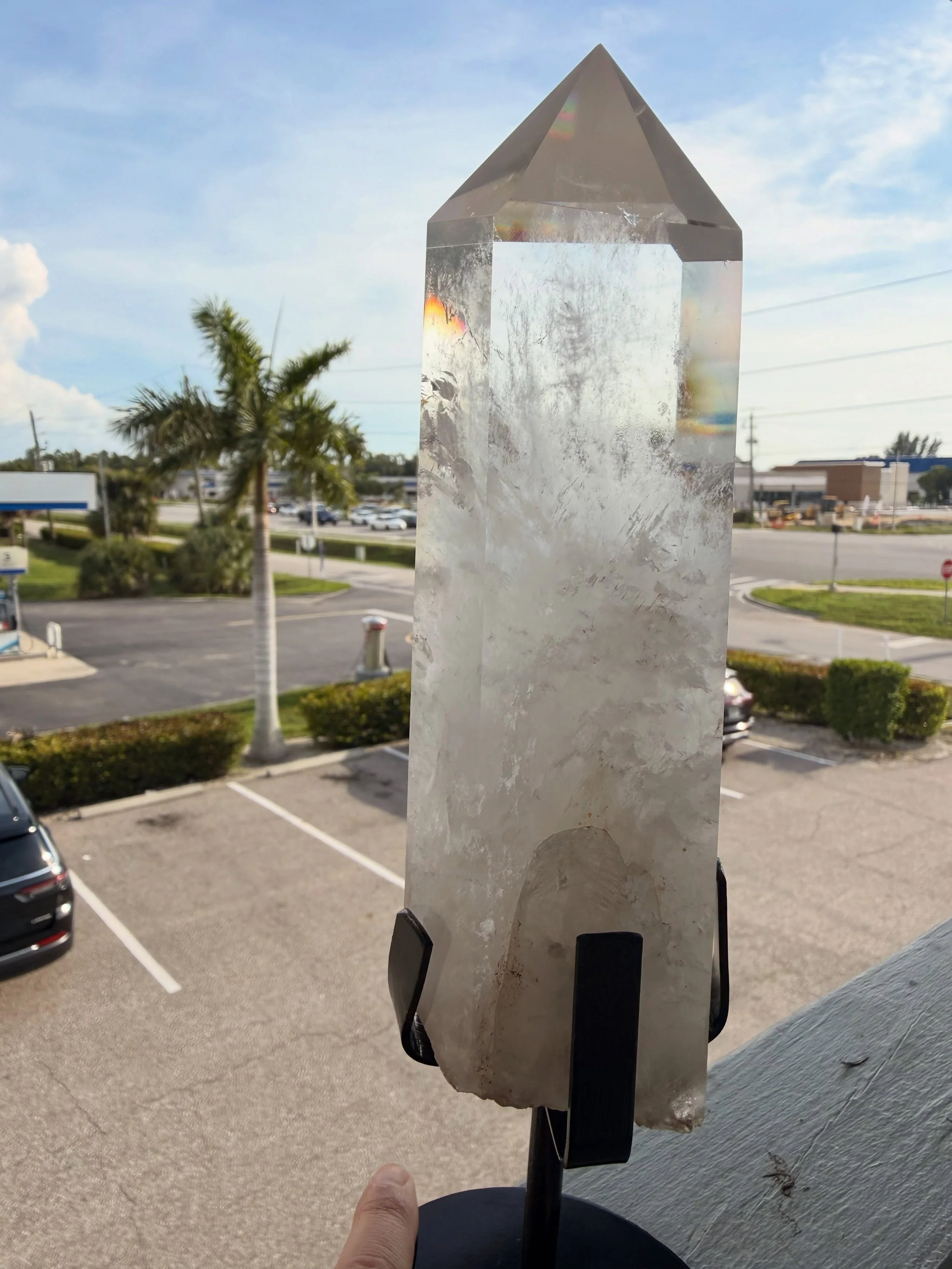 newest addition 🥹 clear quartz tower with custom stand ✨
can you see the rainbows in it?? 🌈😍

#crystalcommunity #quartz #crystaladdict