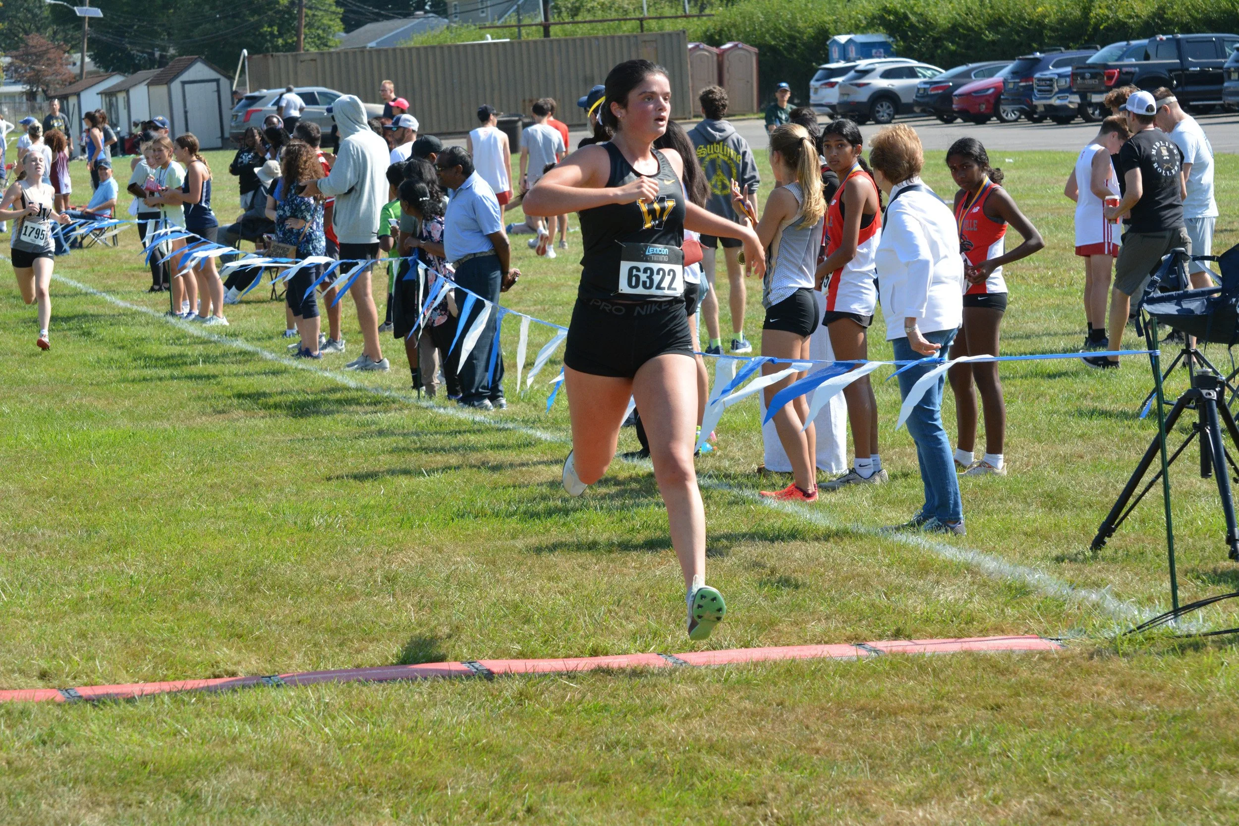 TCNJXCInvy2025_VarGirlsFinish_Small-11.jpg