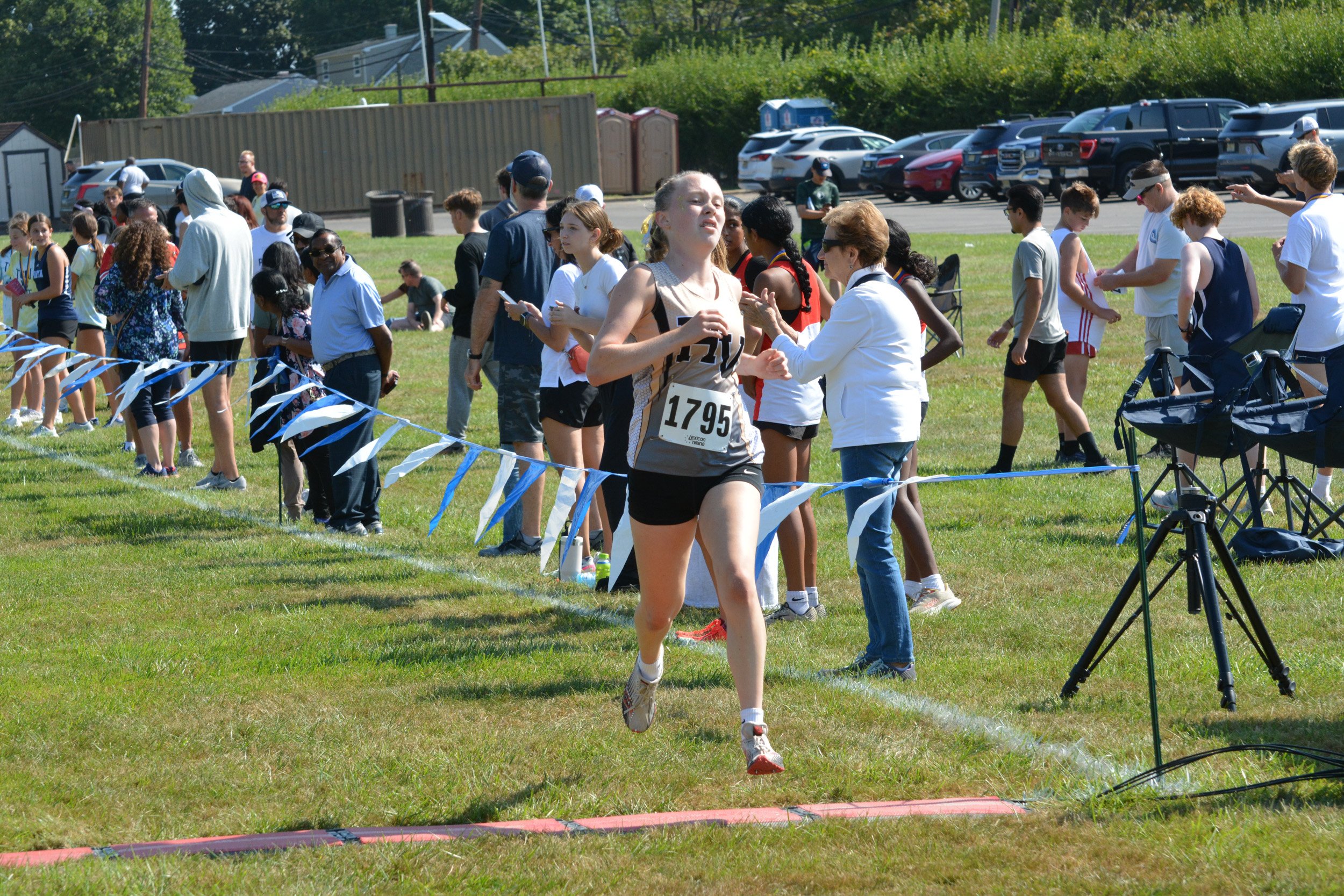 TCNJXCInvy2025_VarGirlsFinish_Small-12.jpg