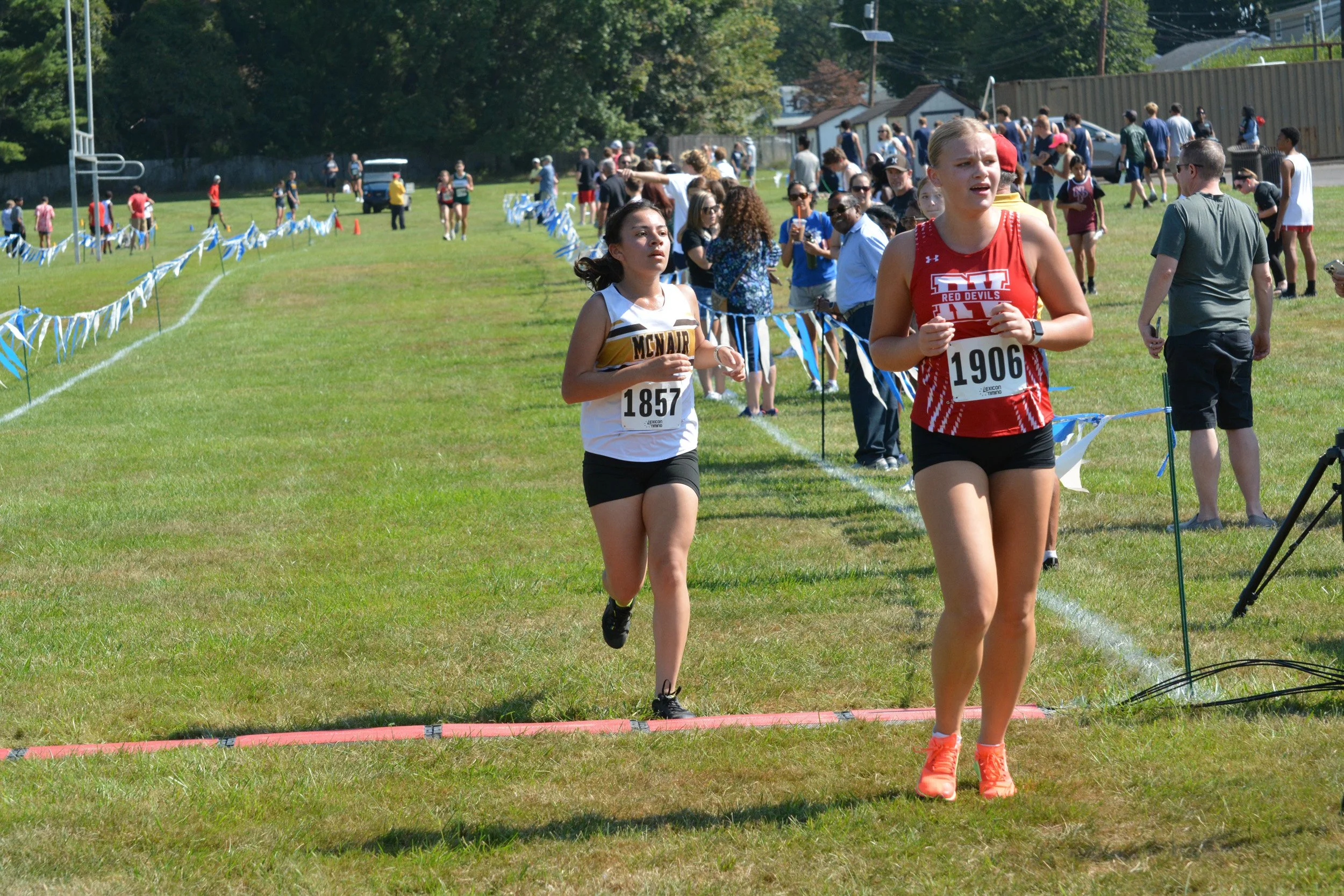 TCNJXCInvy2025_VarGirlsFinish_Small-50.jpg