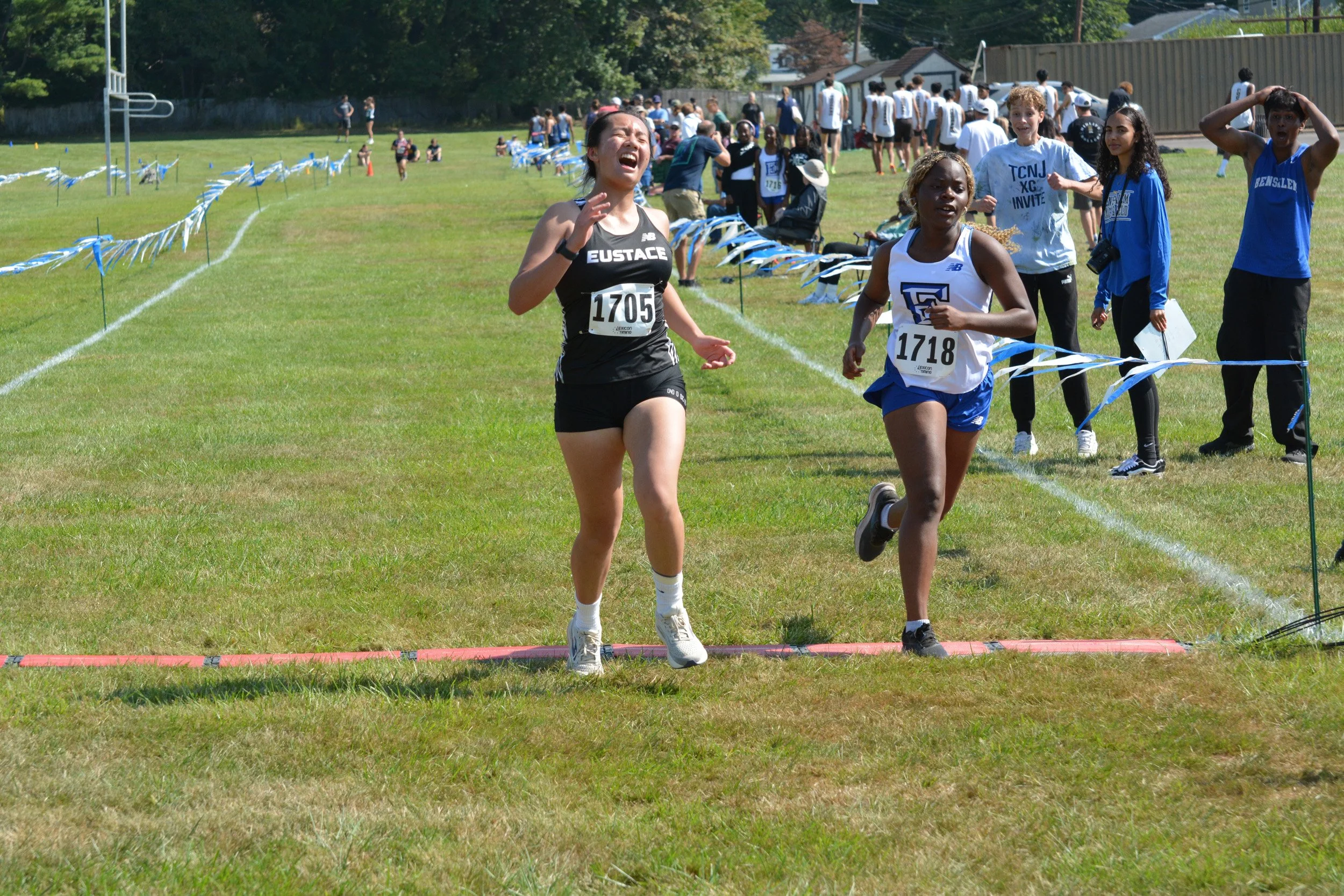 TCNJXCInvy2025_VarGirlsFinish_Small-79.jpg