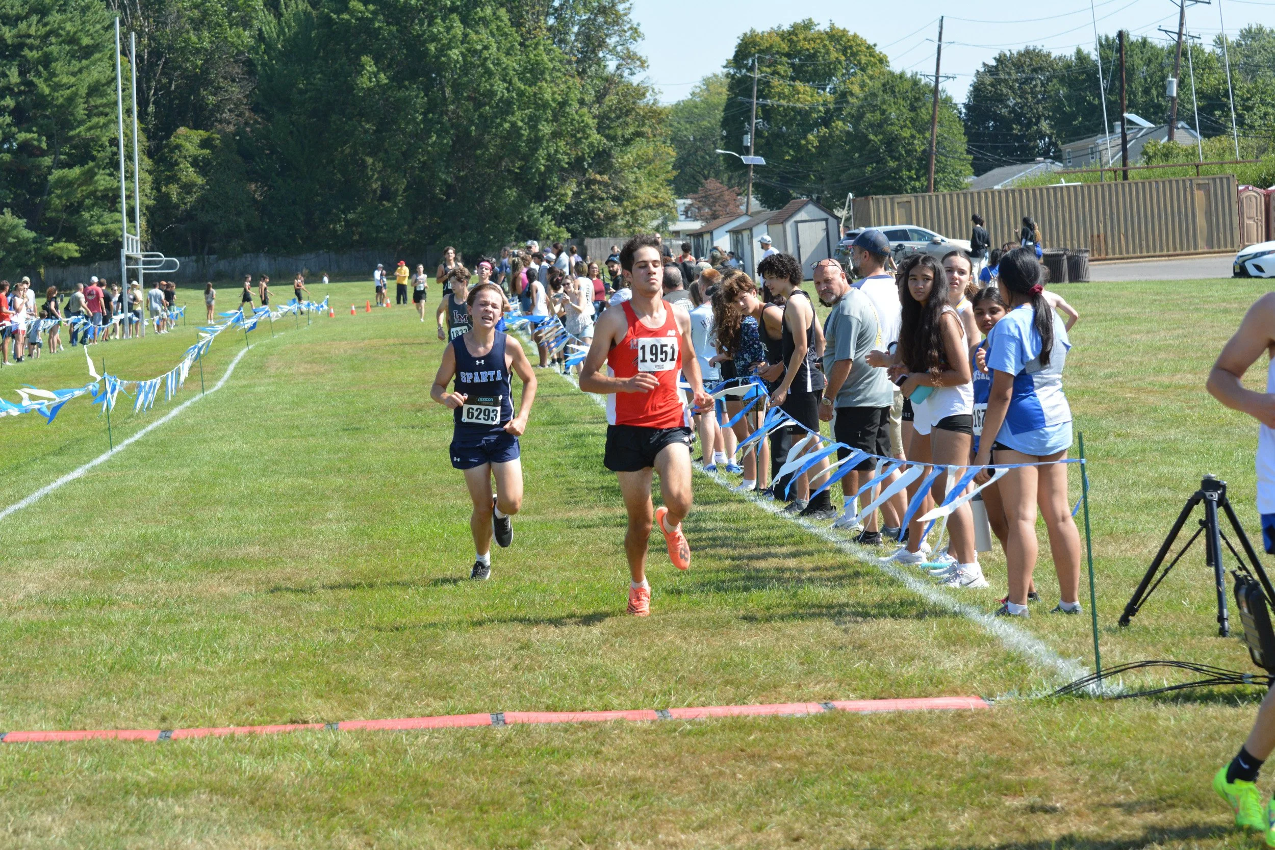 TCNJXCInvy2025_VarBoysFinish_Small-075.jpg