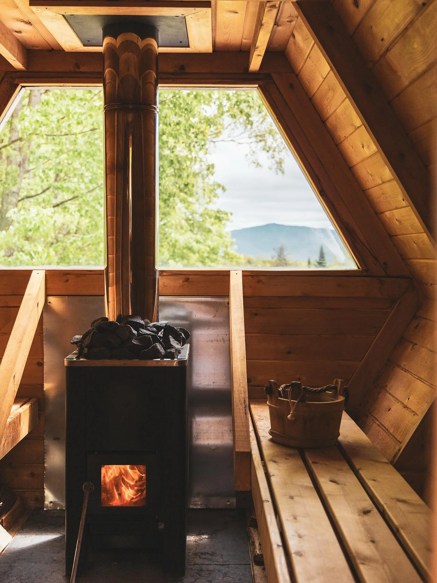 In love with the space at @sterlingforestlodge 

I&rsquo;ll be shooting @emilyflemingyoga &lsquo;s Feel Into Fall retreat here in September (the most beautiful time of year in Vermont with the foliage &amp; changing of seasons) Please reach out to me