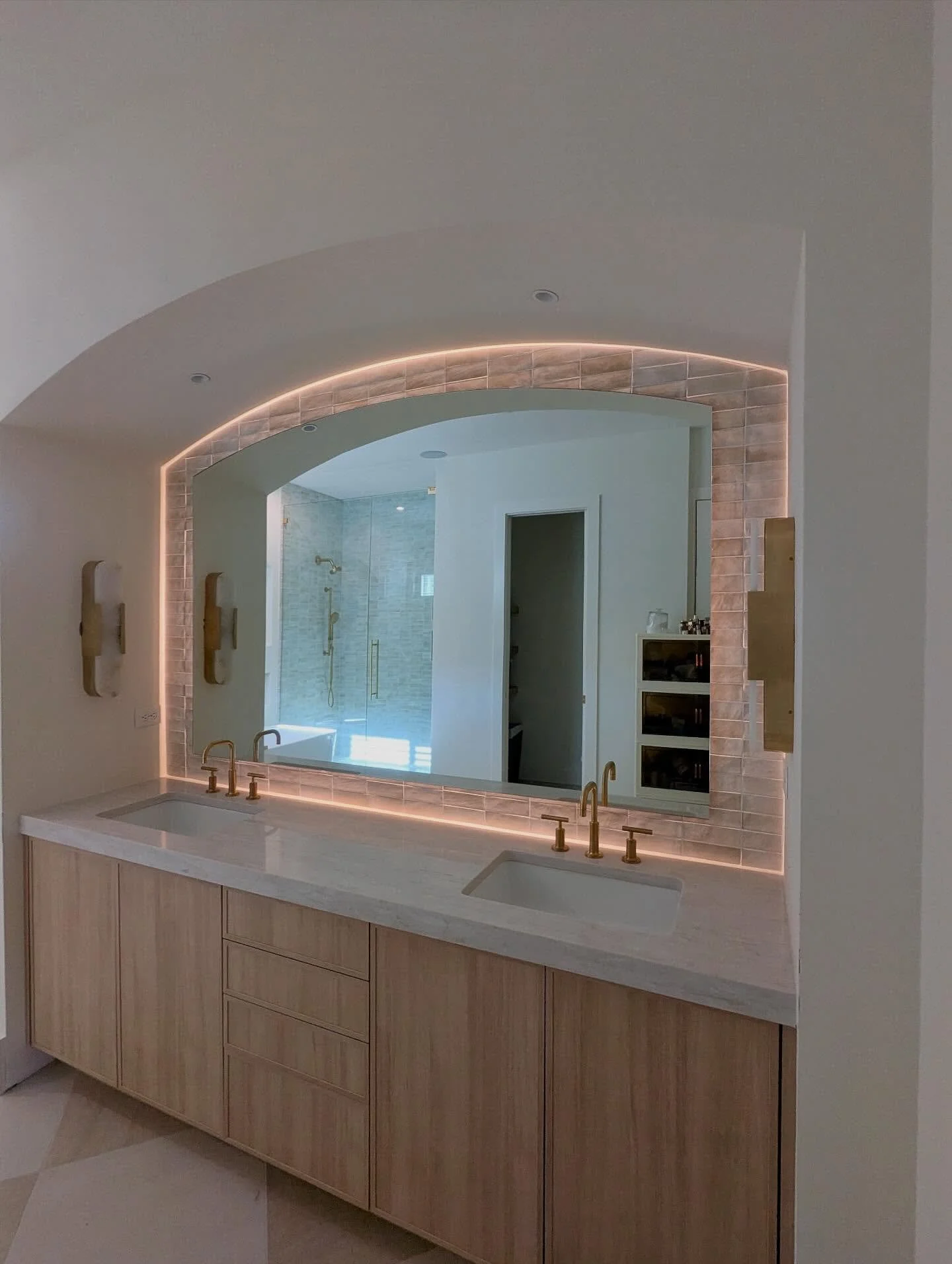 Disappeared for a minute&hellip; Here&rsquo;s what&rsquo;s been happening behind the scenes at SK Glass👷🏼&zwj;♂️🪞
&bull;
&bull;
&bull;
#sarasota #longboatkey #lakewoodranch #modern #glassdesign #customglass #glassinstallation #interiordesign #home
