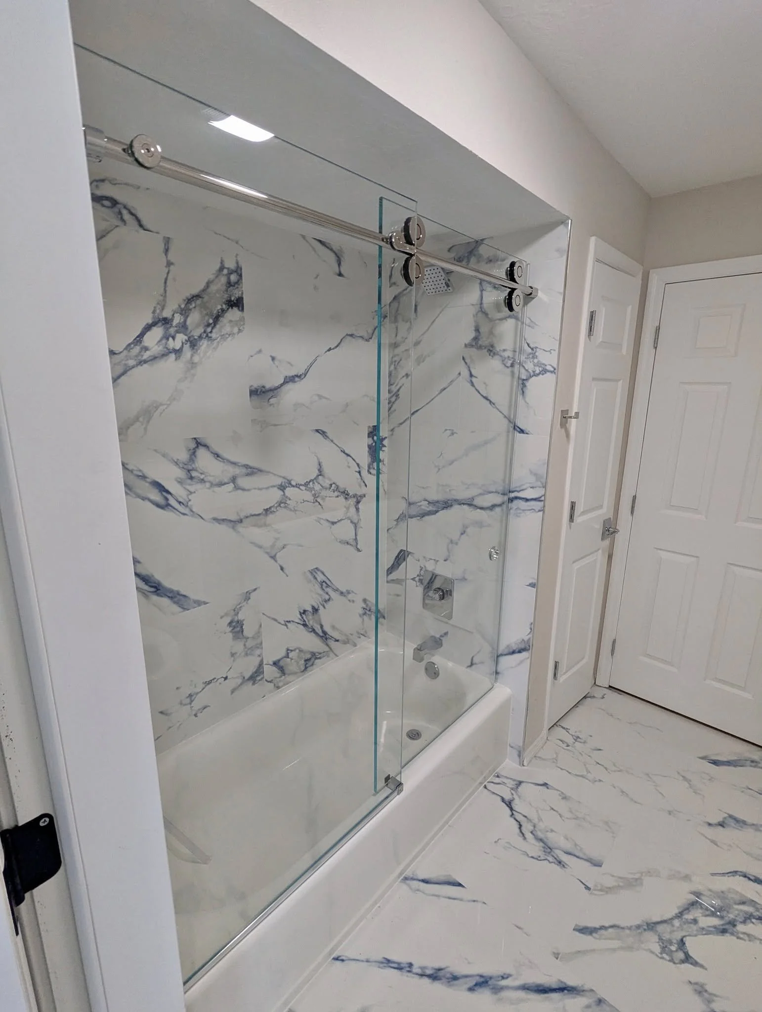 A shower tub doesn&rsquo;t have to look outdated.
Upgrade with a stylish glass enclosure and enjoy the perfect balance of everyday functionality and sleek design. 

#showerglassenclosure  #sarasota #longboatkey #lakewoodranchhomes #modern #showers #b