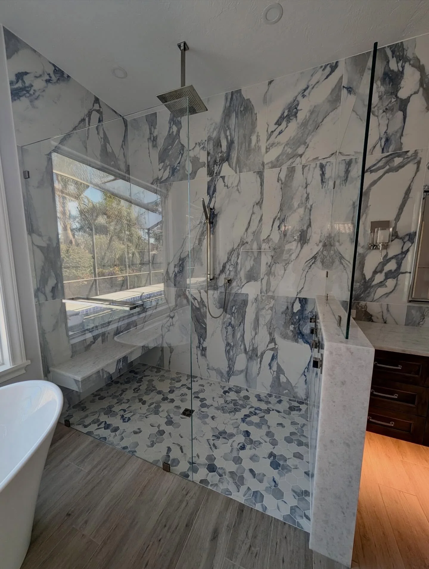 Frameless Friday 🚿✨
Custom shower glass panels by SK Glass keeping things crystal clear for the weekend ahead.
&bull;
#sarasota #customglass #longboatkey #bathroominspiration #remodel