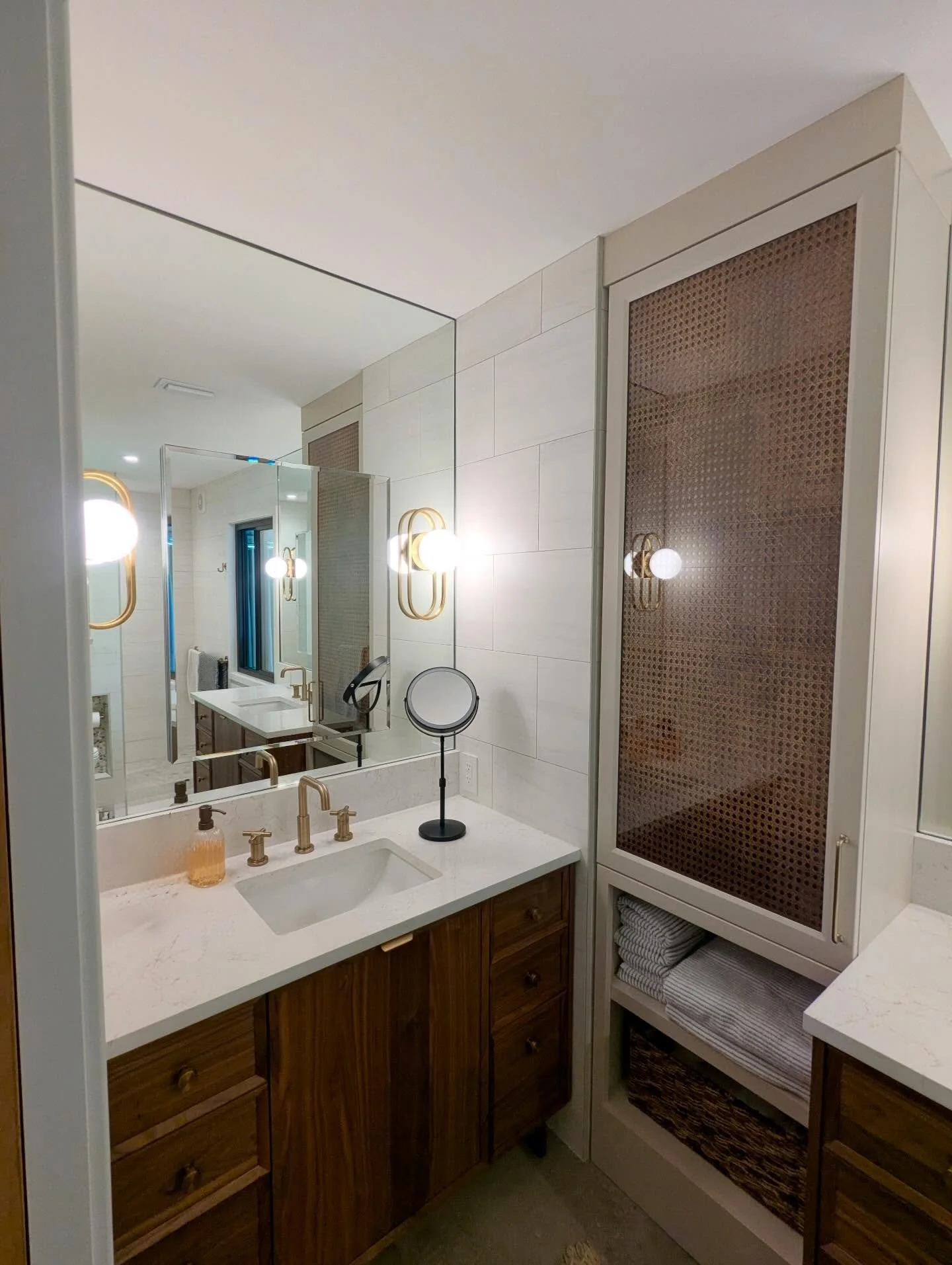 Double the vanities, double the detail🪞
SK Glass nailed it with these custom mirrors - precision cutouts for built in medicine cabinet doors and perfectly placed openings for lighting.
&bull;
&bull;
&bull;

#custommirror #modern #bathroominspiration