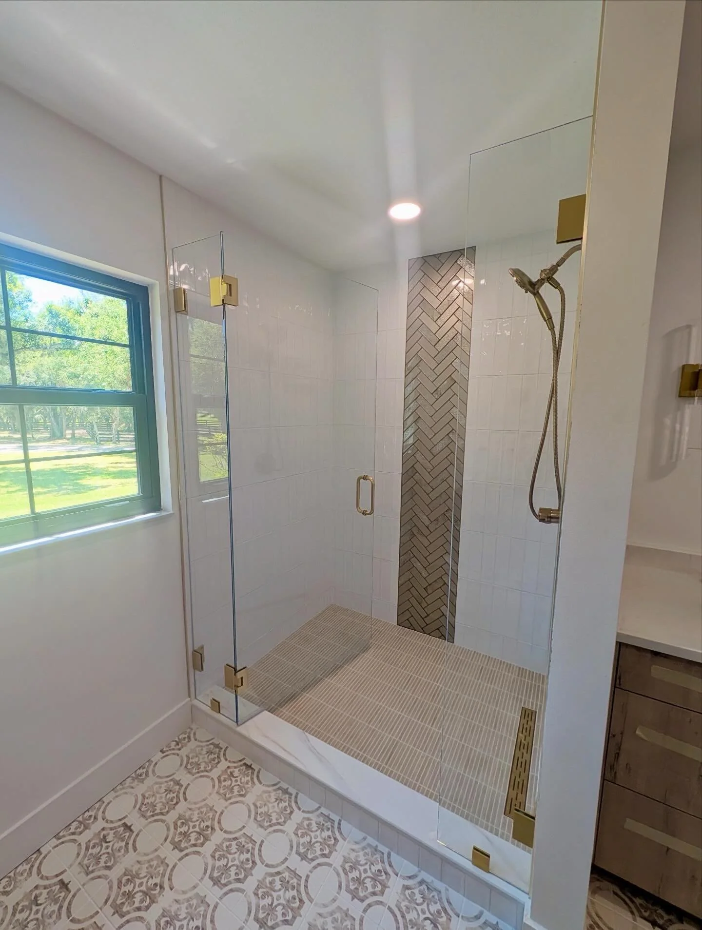 Warm neutrals, crisp glass, &amp; brushed gold details ✨🚿👏🏻
&bull;
&bull;
#framelessglass #customglass #bathroominspiration #modernliving #showerdesign
