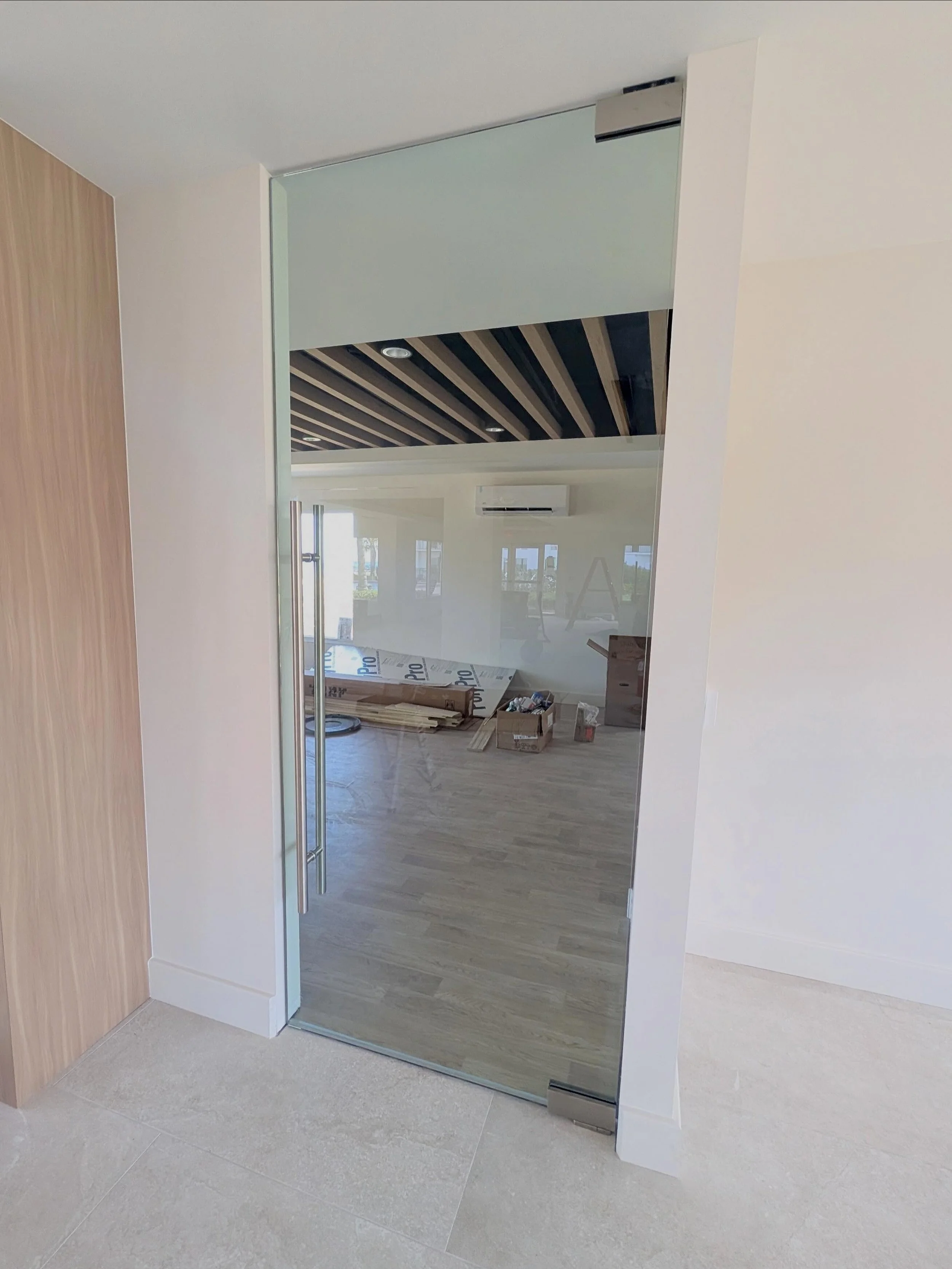 A clean &amp; functional upgrade for this Longboat Key clubhouse.
This glass door installation features hydraulic soft-close hinges for controlled movement and an oversized handle for a modern finish. SK Glass is proud to provide solutions that exten