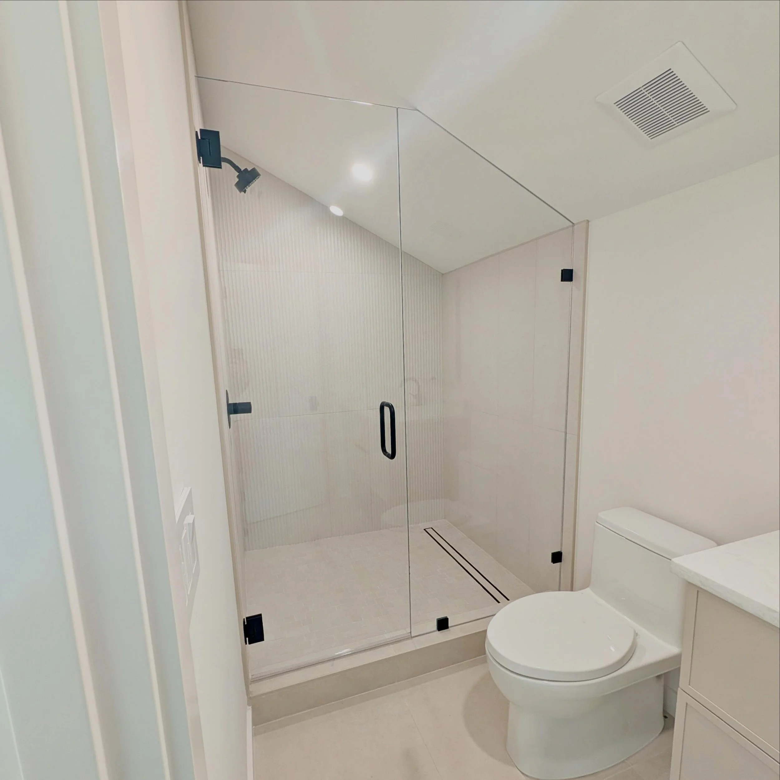 No matter the angle, SK Glass delivers. Custom angled shower glass &amp; antique mirror🪞🚿 
Always great working with @clarkhorneconstruction 
&bull;
&bull;
 #customglass #showerdesign #antiquemirror #bathroominspiration #drybar